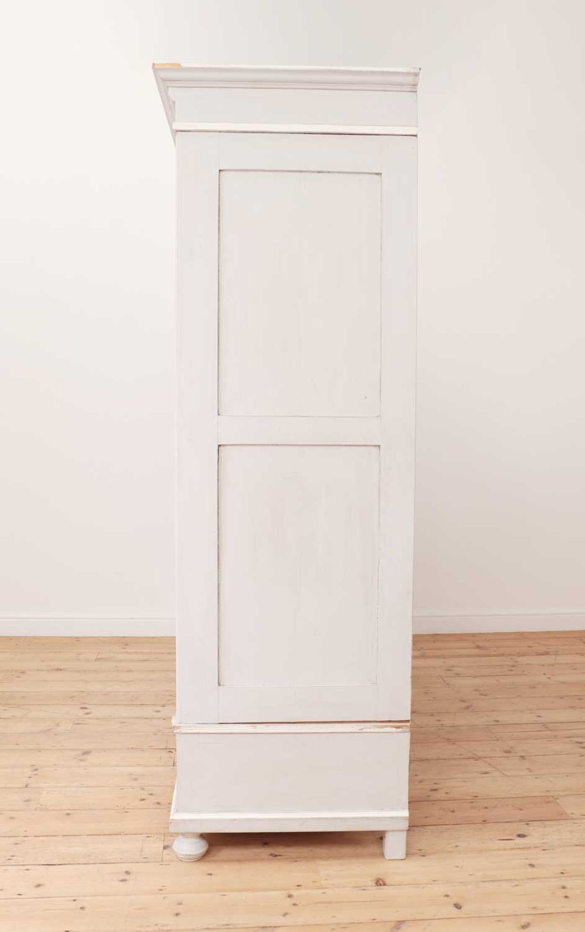 A painted pine wardrobe, - Bild 3 aus 16