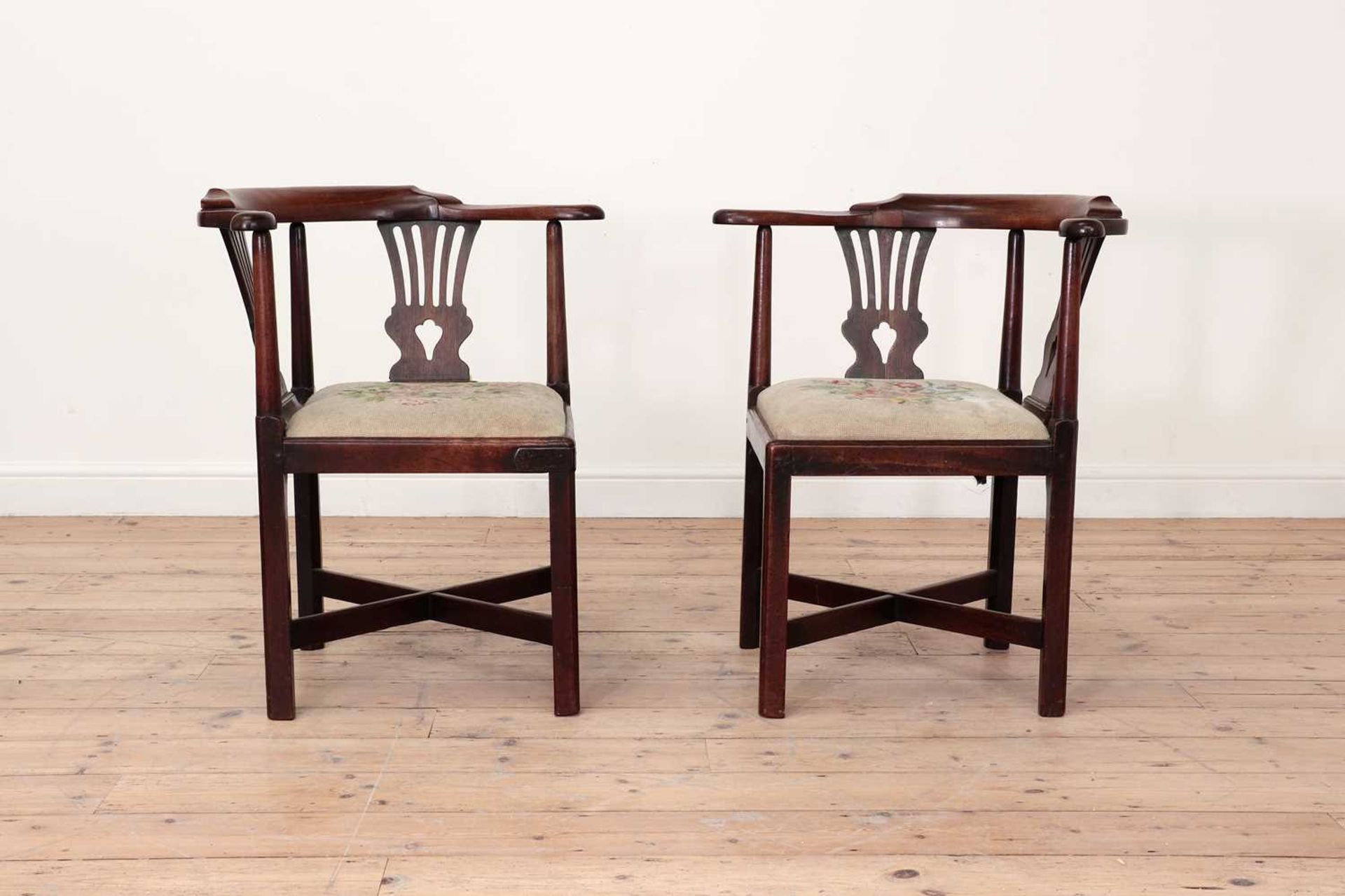 A pair of George III Chippendale period mahogany corner elbow chairs, - Bild 2 aus 6
