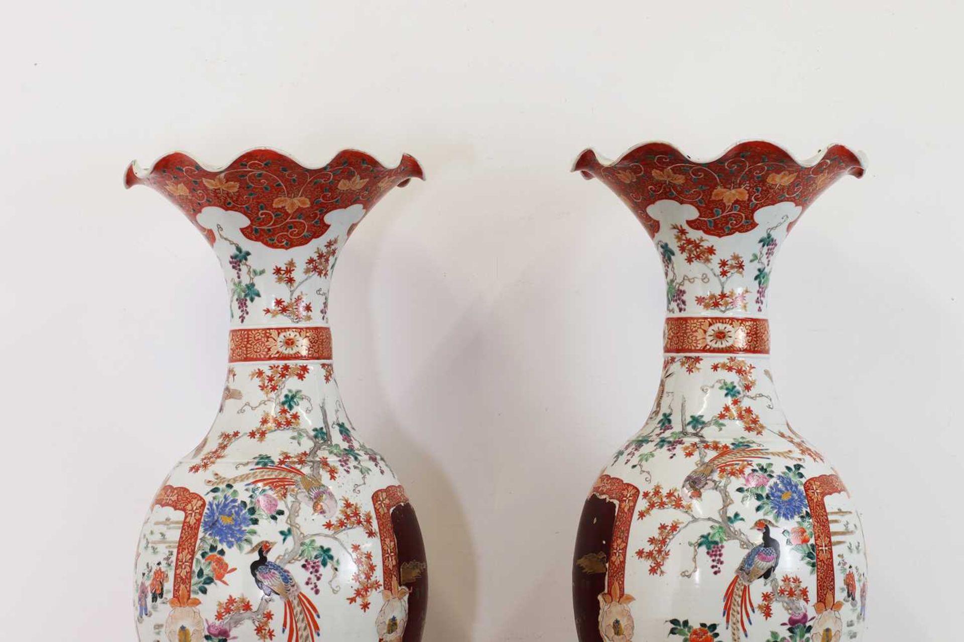 A pair of large Kutani vases, - Bild 5 aus 39