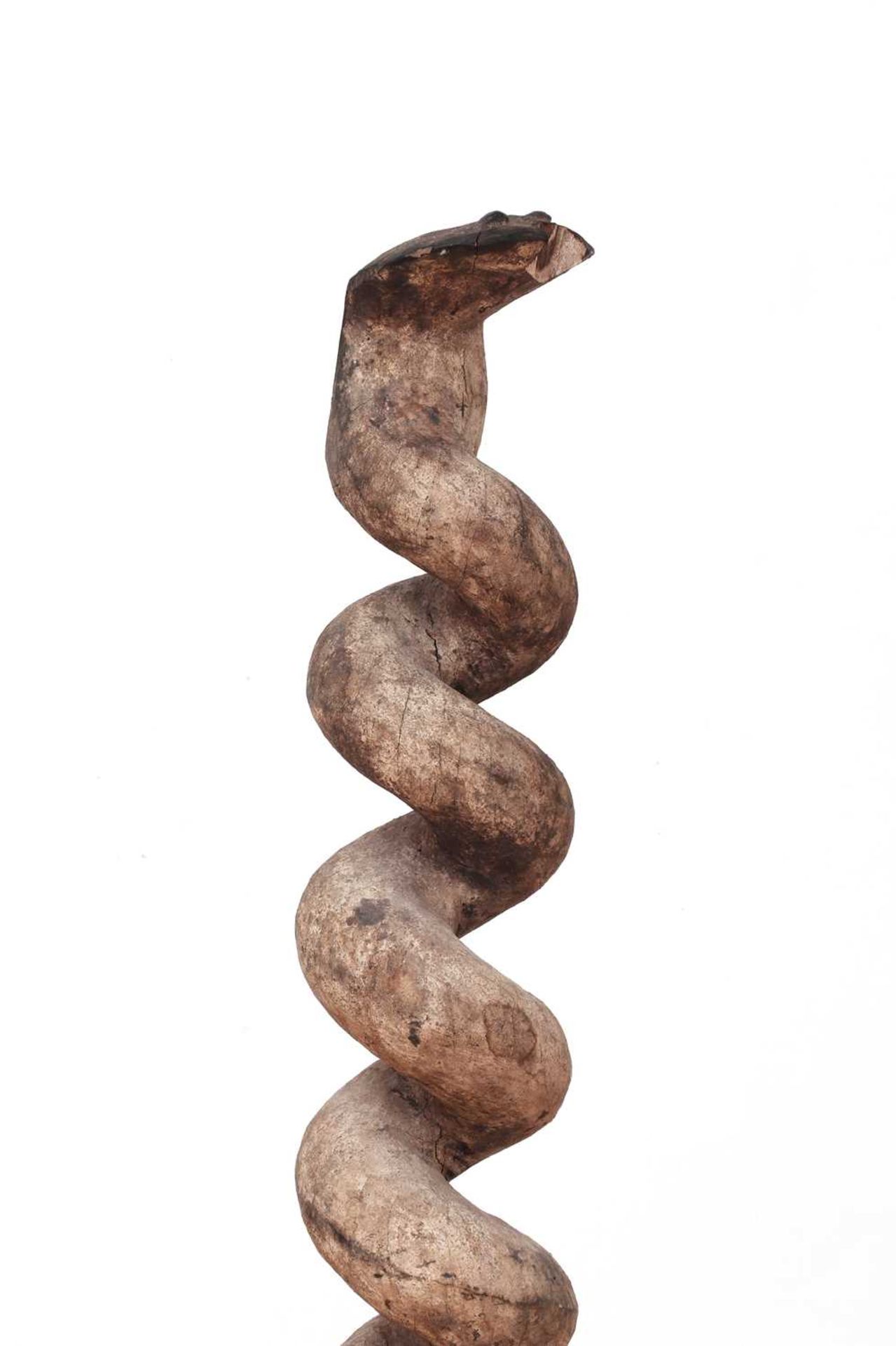 A tribal carved softwood figure of a snake, - Bild 3 aus 3