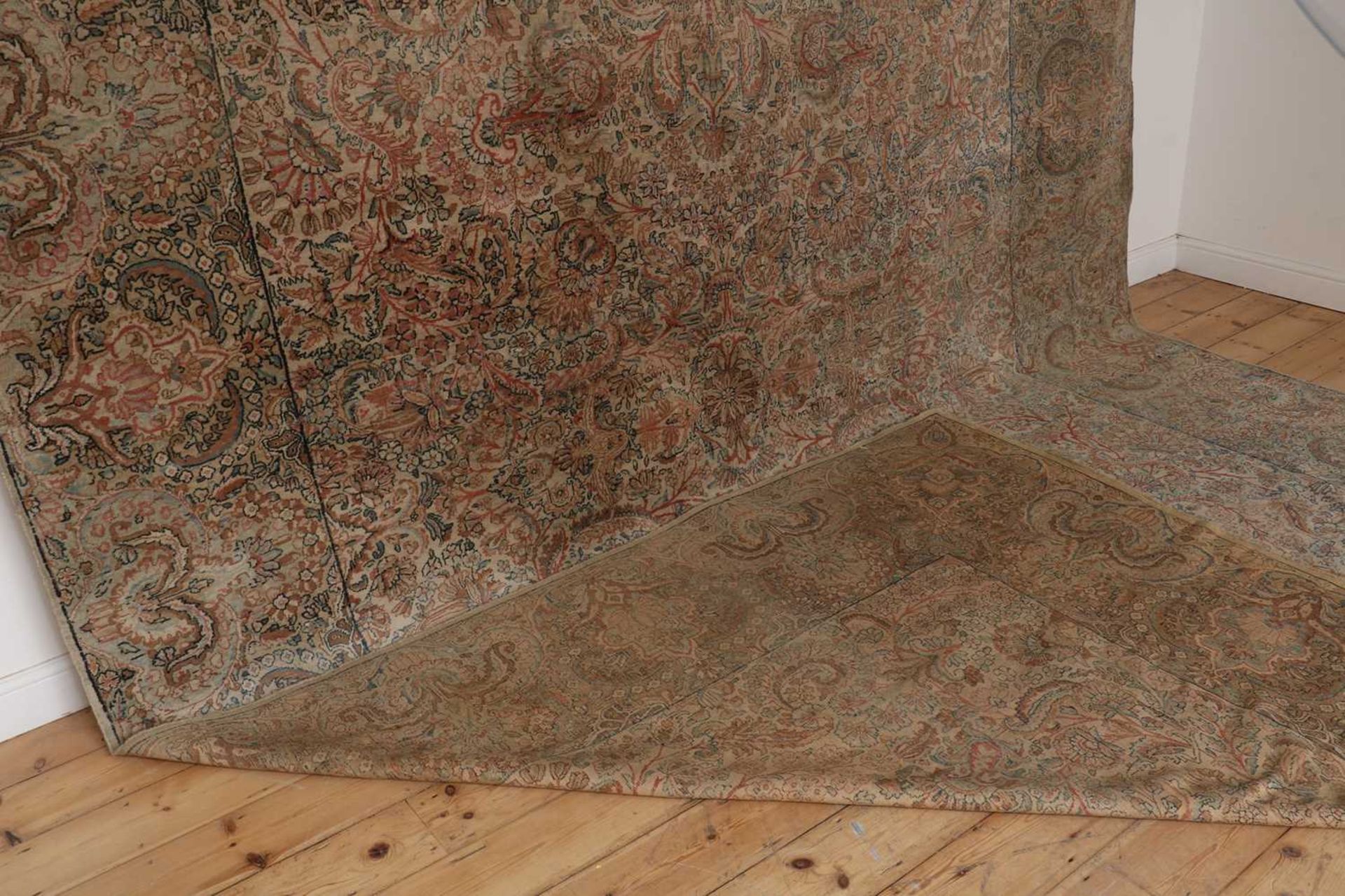 A large Persian wool carpet, - Bild 5 aus 7