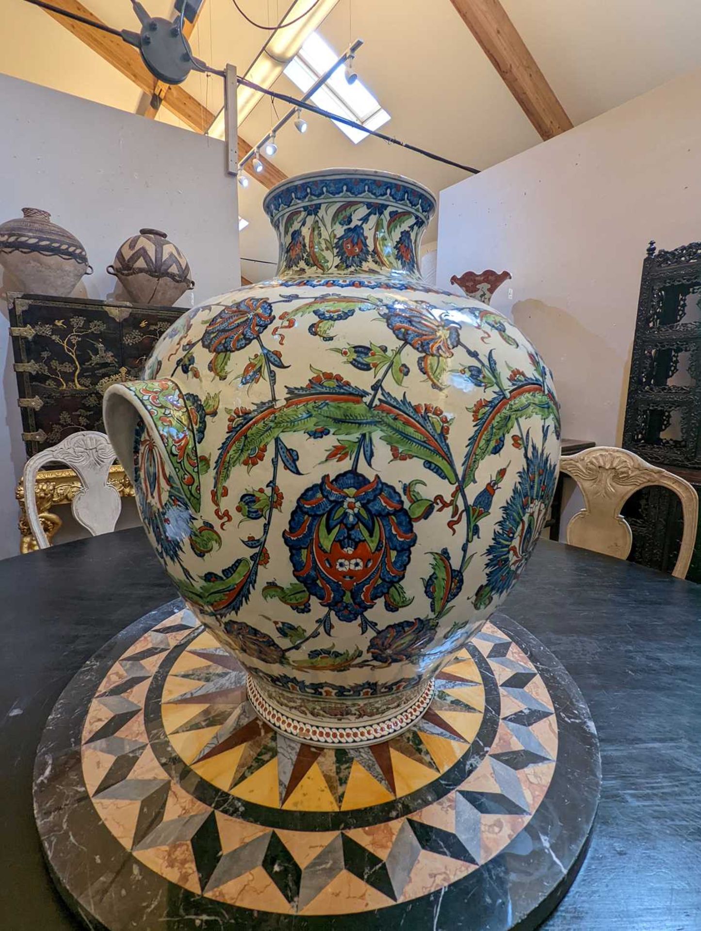 A very large Iznik-style pottery vase by Cantagalli, - Bild 23 aus 30