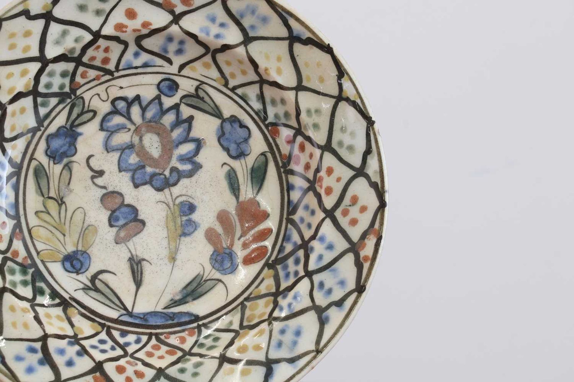 A Persian Safavid Kubachi-type glazed pottery dish, - Bild 4 aus 5