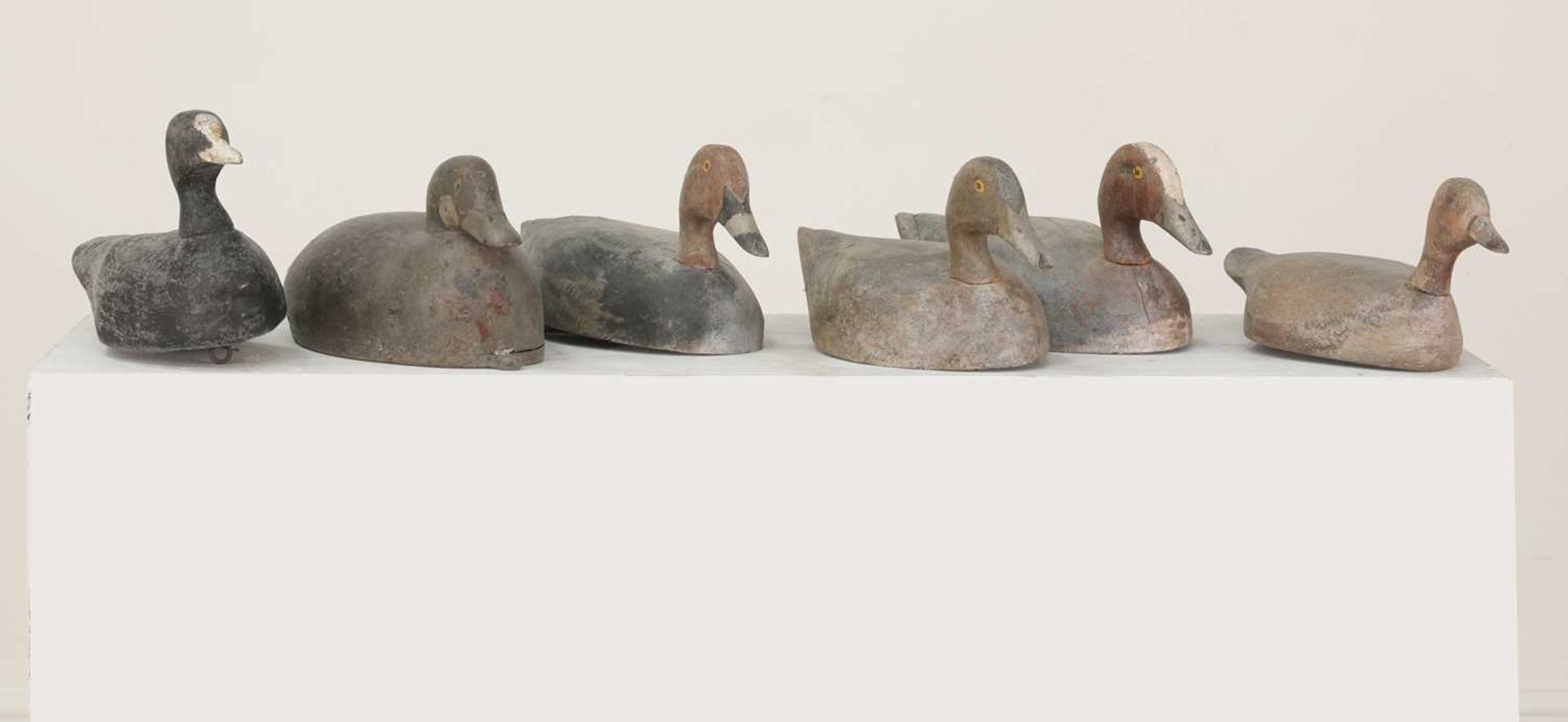 A group of six carved wooden and painted decoy ducks, - Bild 2 aus 4