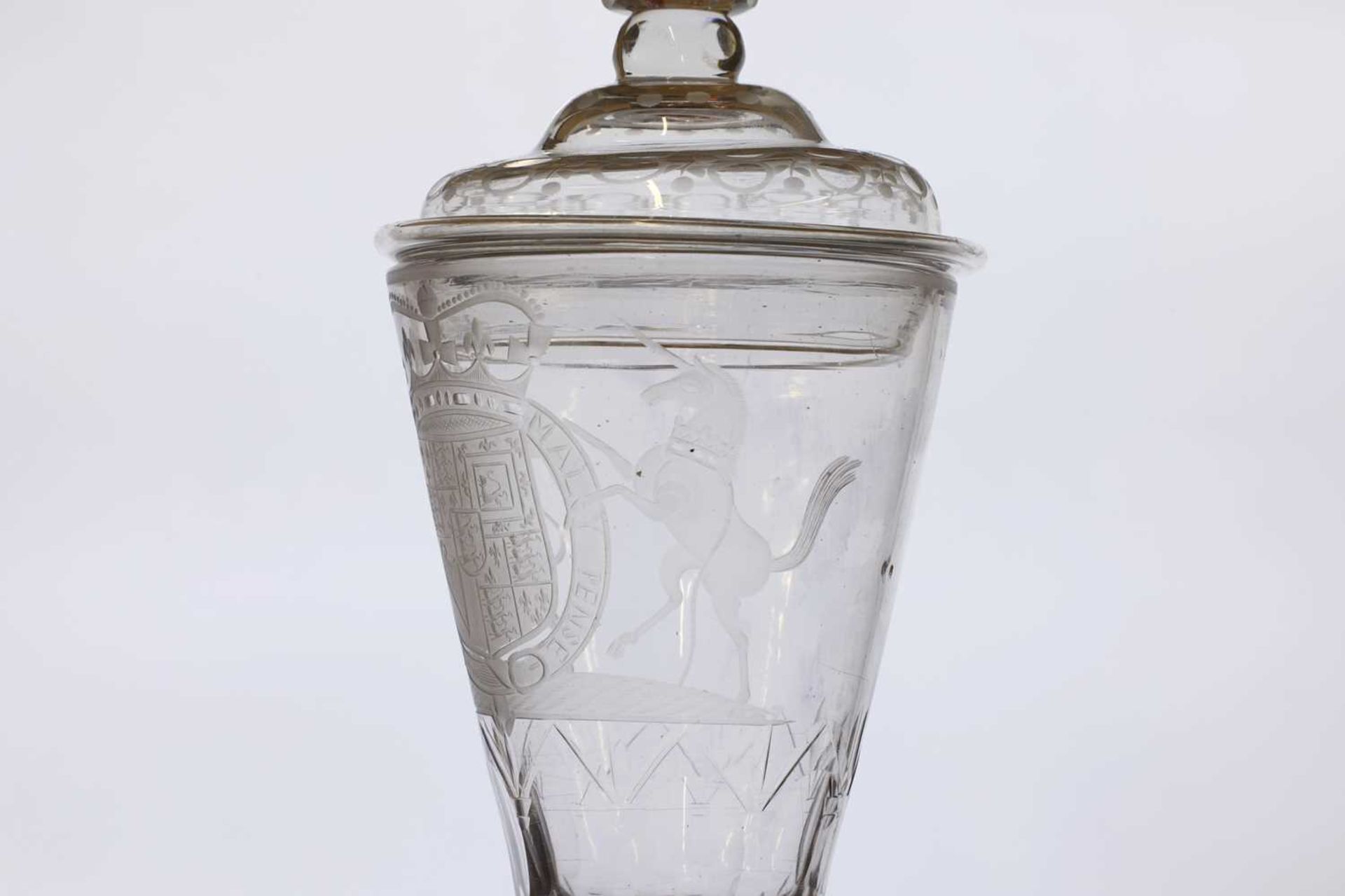 A Bohemian engraved glass cup and cover, - Bild 2 aus 4