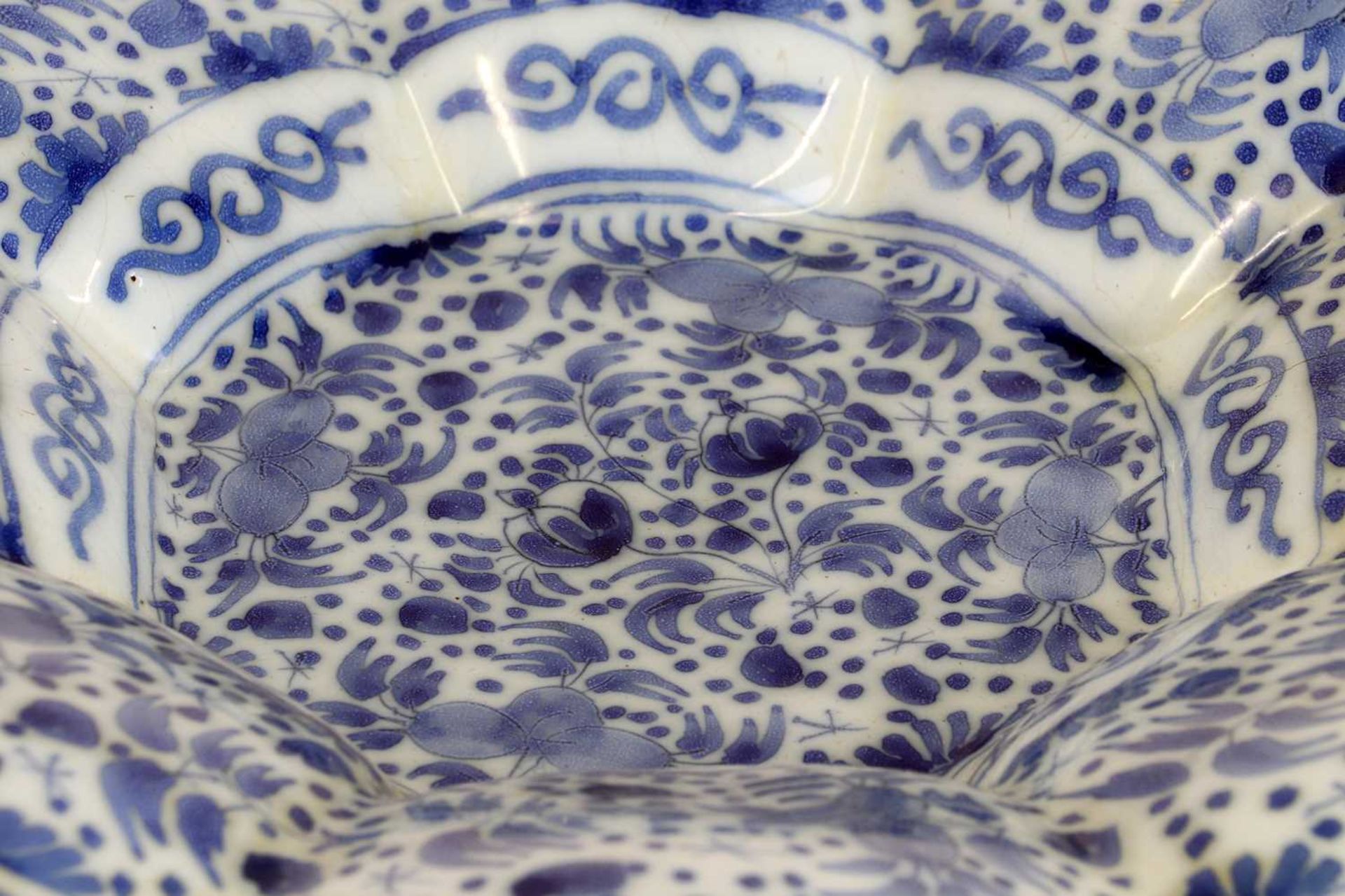 A delft pottery lobed dish, - Bild 3 aus 4