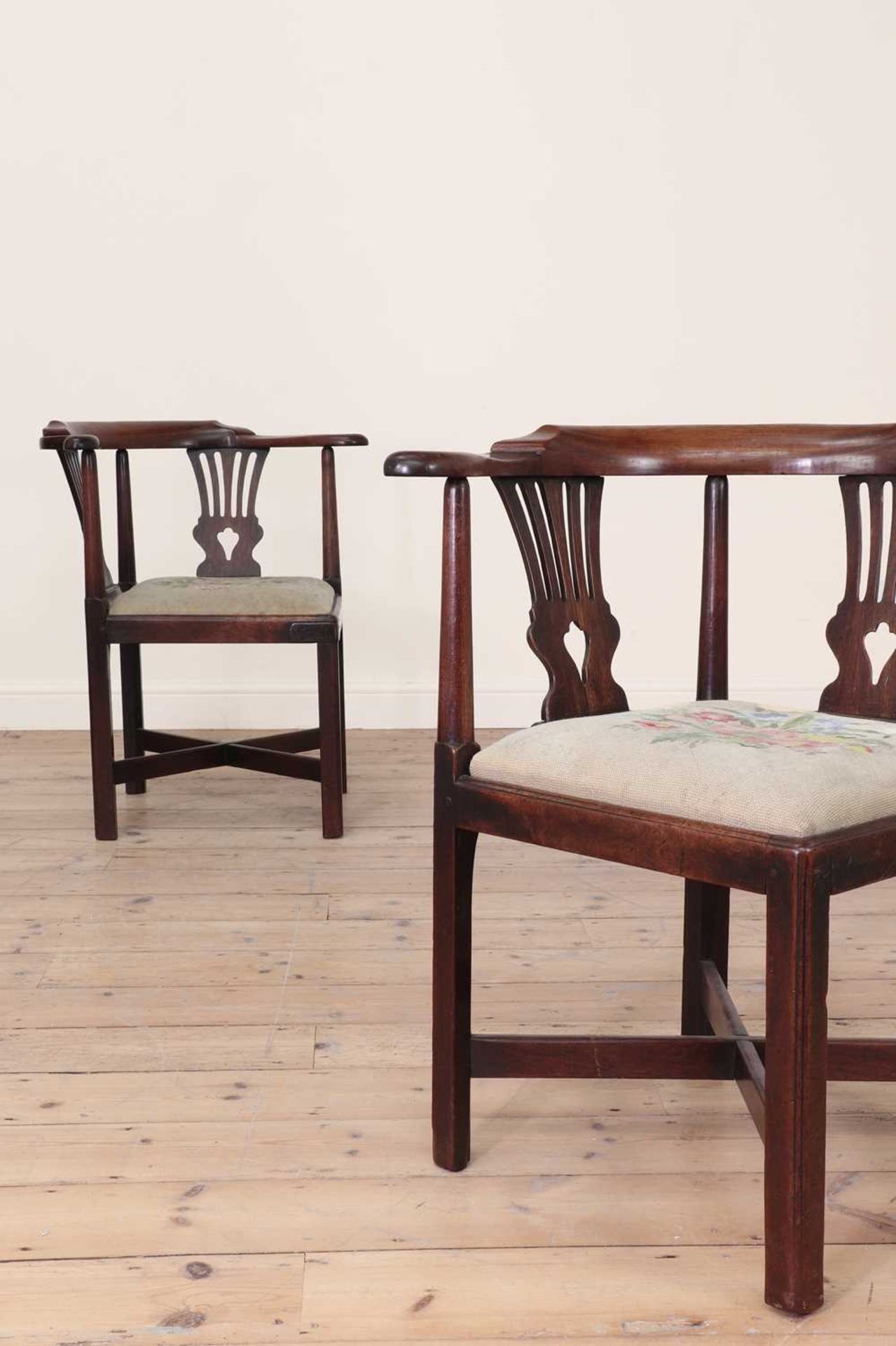A pair of George III Chippendale period mahogany corner elbow chairs, - Bild 4 aus 6