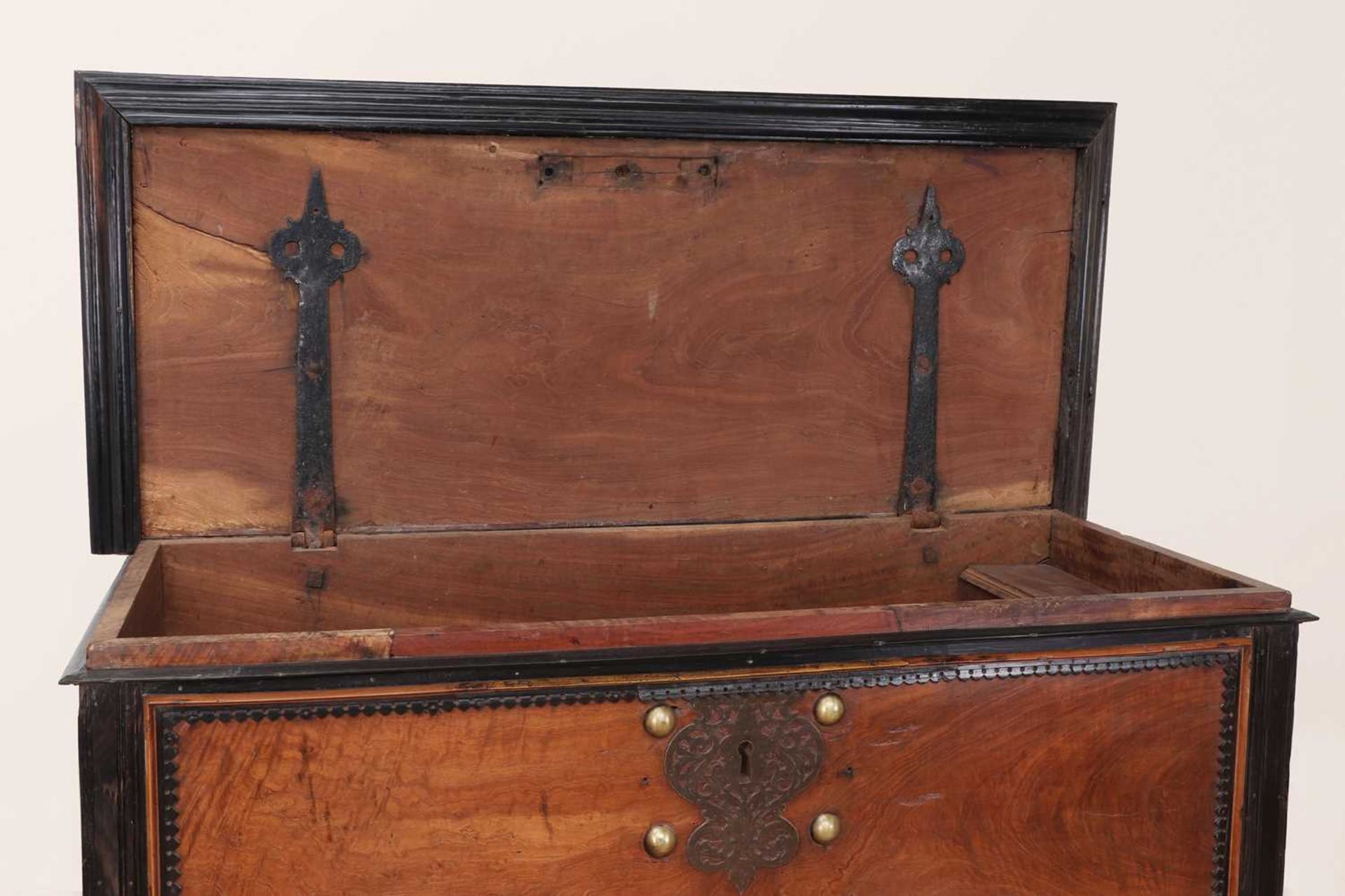 A solid satinwood and ebony chest on stand, - Bild 5 aus 8