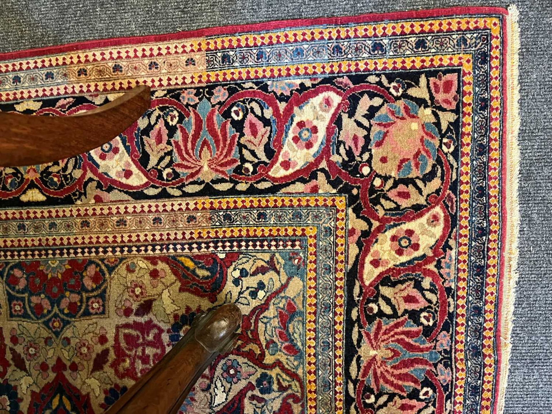 A Persian wool rug - Image 8 of 13