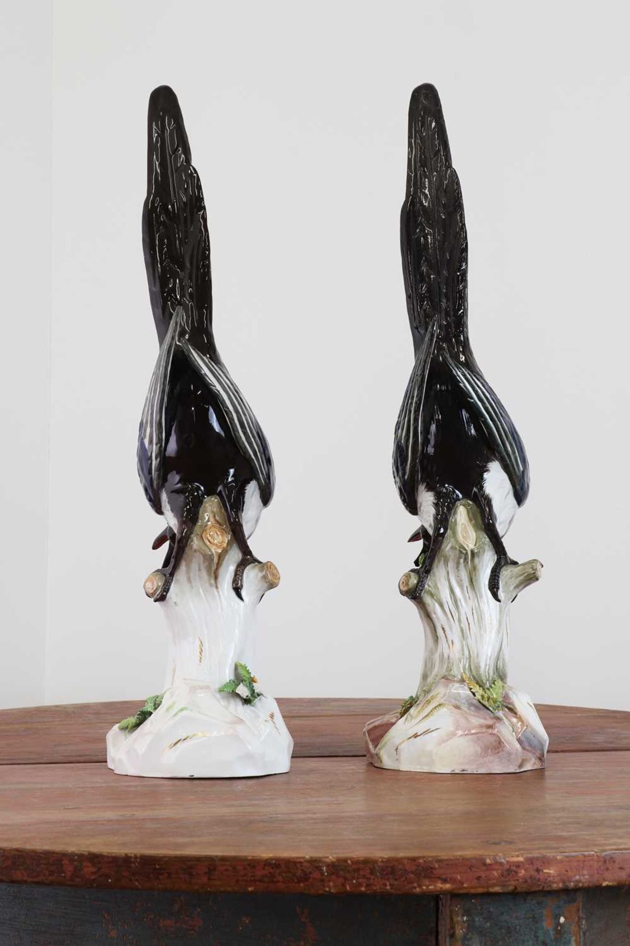 A pair of Meissen models of magpies, - Bild 4 aus 16