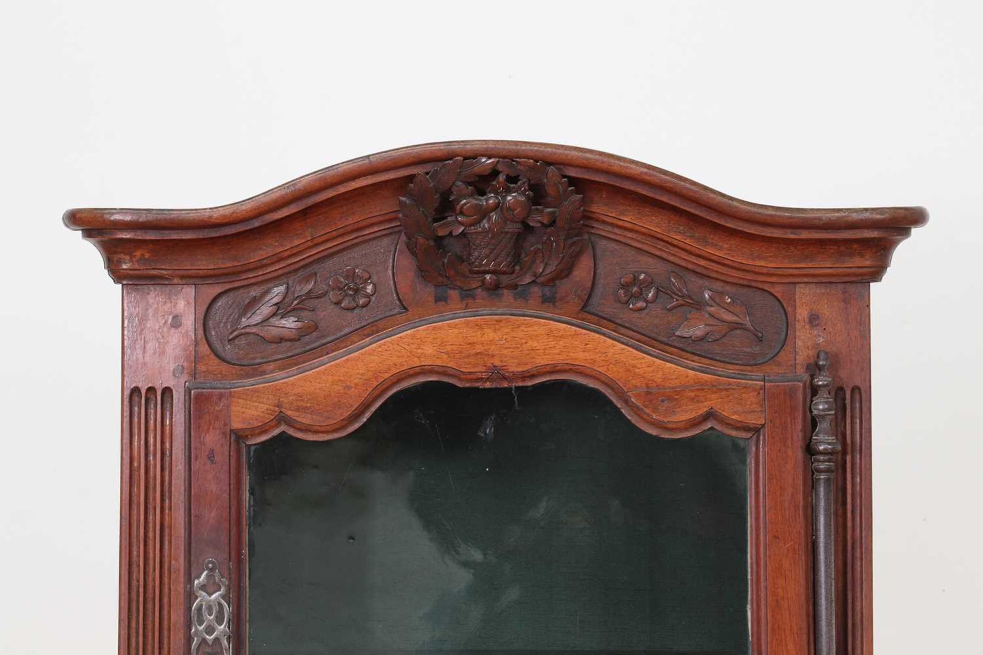 A French walnut display cabinet, - Image 3 of 7