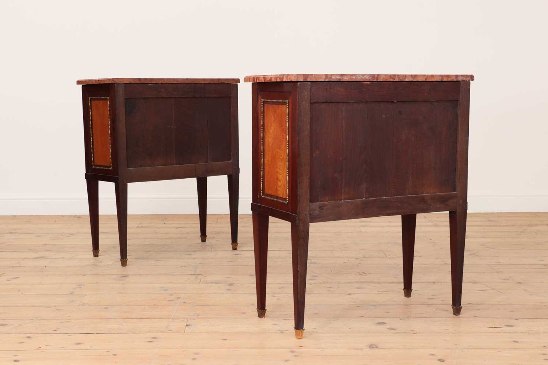 A pair of small Louis XVI-style mahogany, satinwood and gilt-metal commodes, - Bild 3 aus 5
