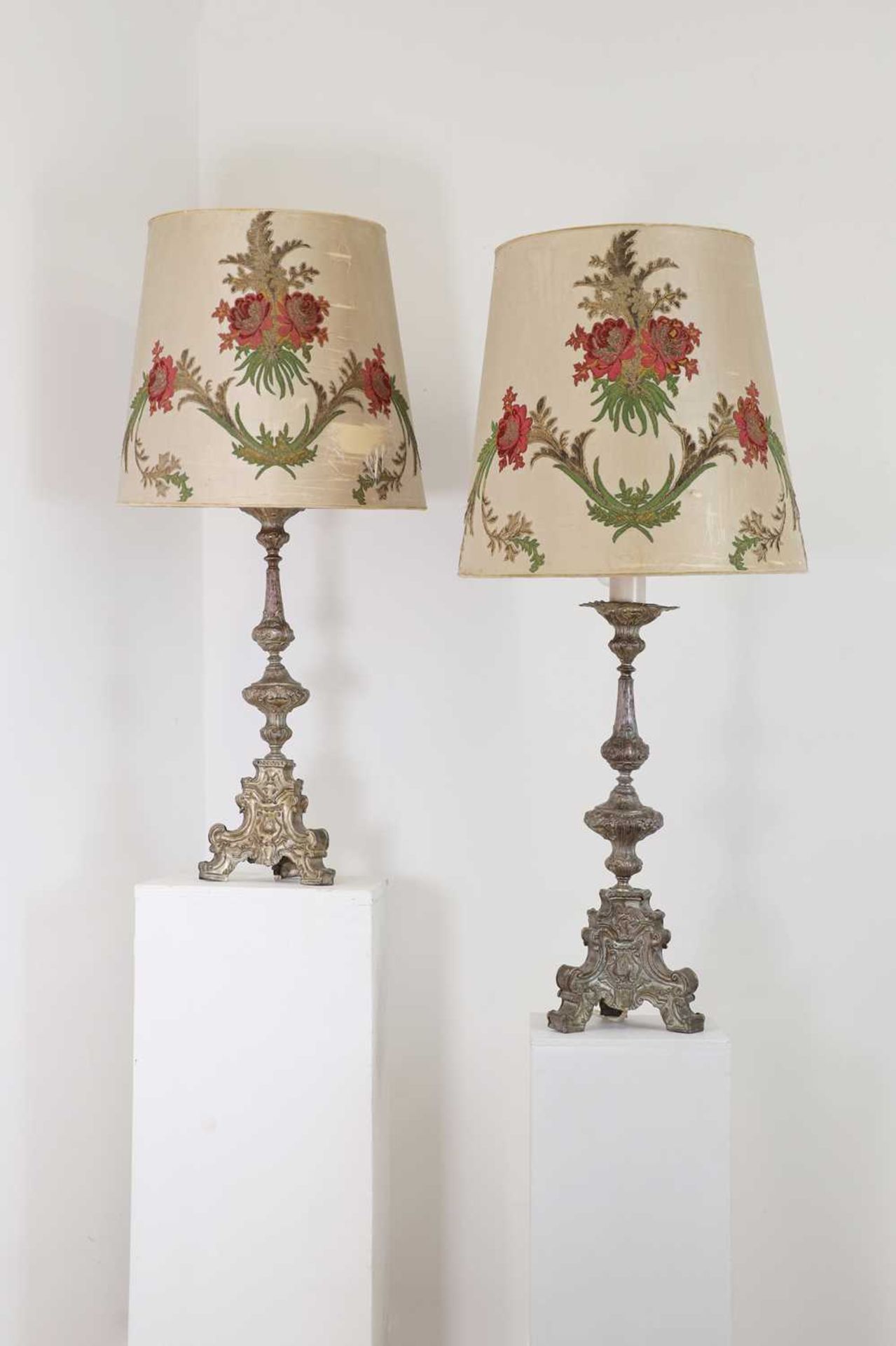 A pair of silver-plated brass altar candlestick lamps, - Bild 2 aus 4