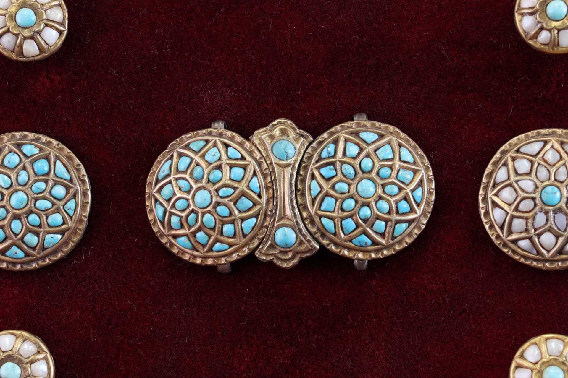 A Mughal silver gilt, turquoise and mother-of-pearl inset buckle and button set, - Bild 3 aus 9