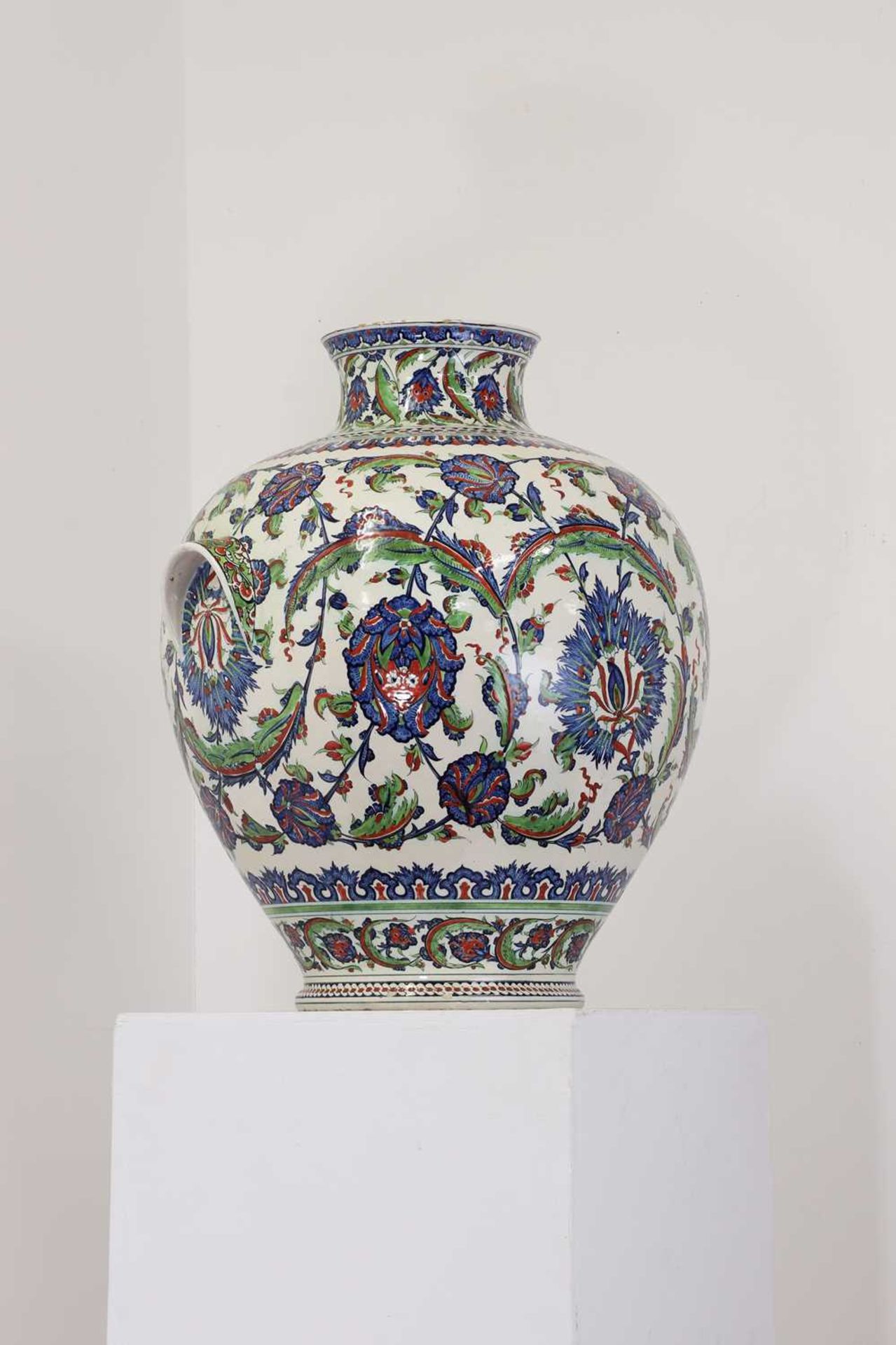 A very large Iznik-style pottery vase by Cantagalli, - Bild 6 aus 30
