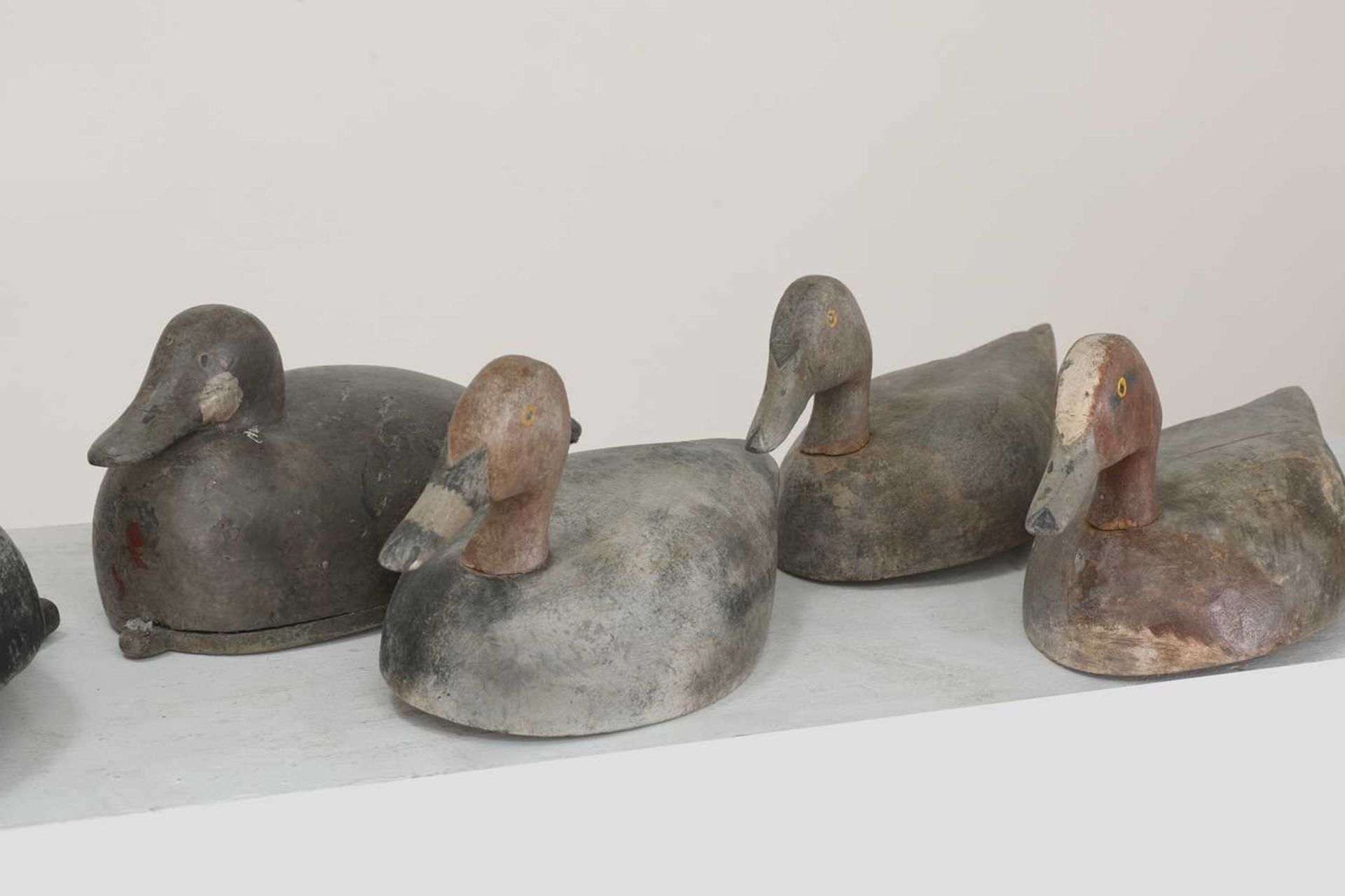 A group of six carved wooden and painted decoy ducks, - Bild 4 aus 4