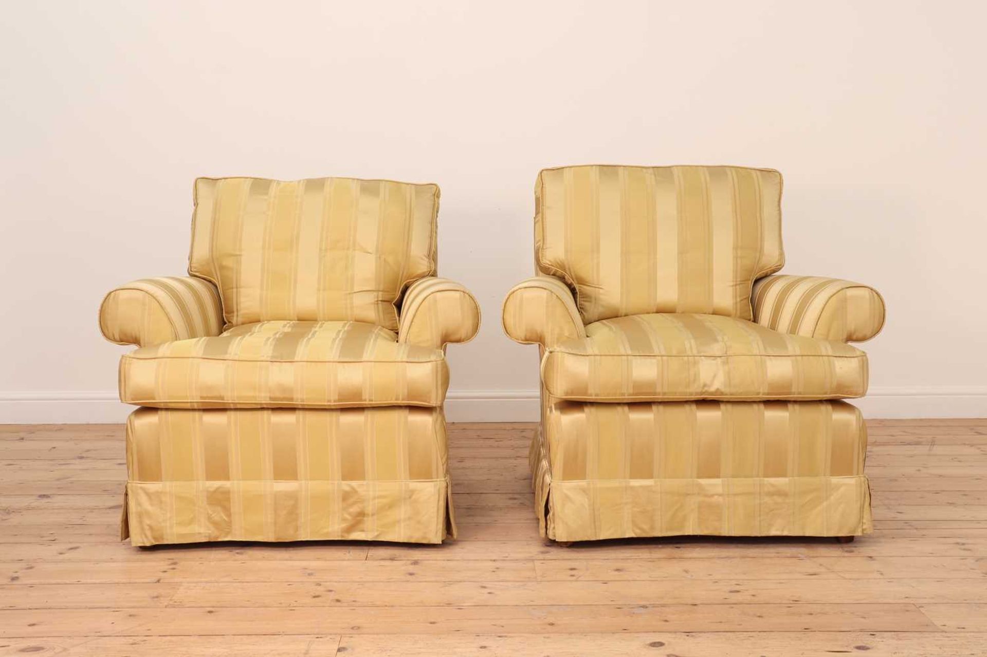 A pair of armchairs, - Bild 3 aus 6