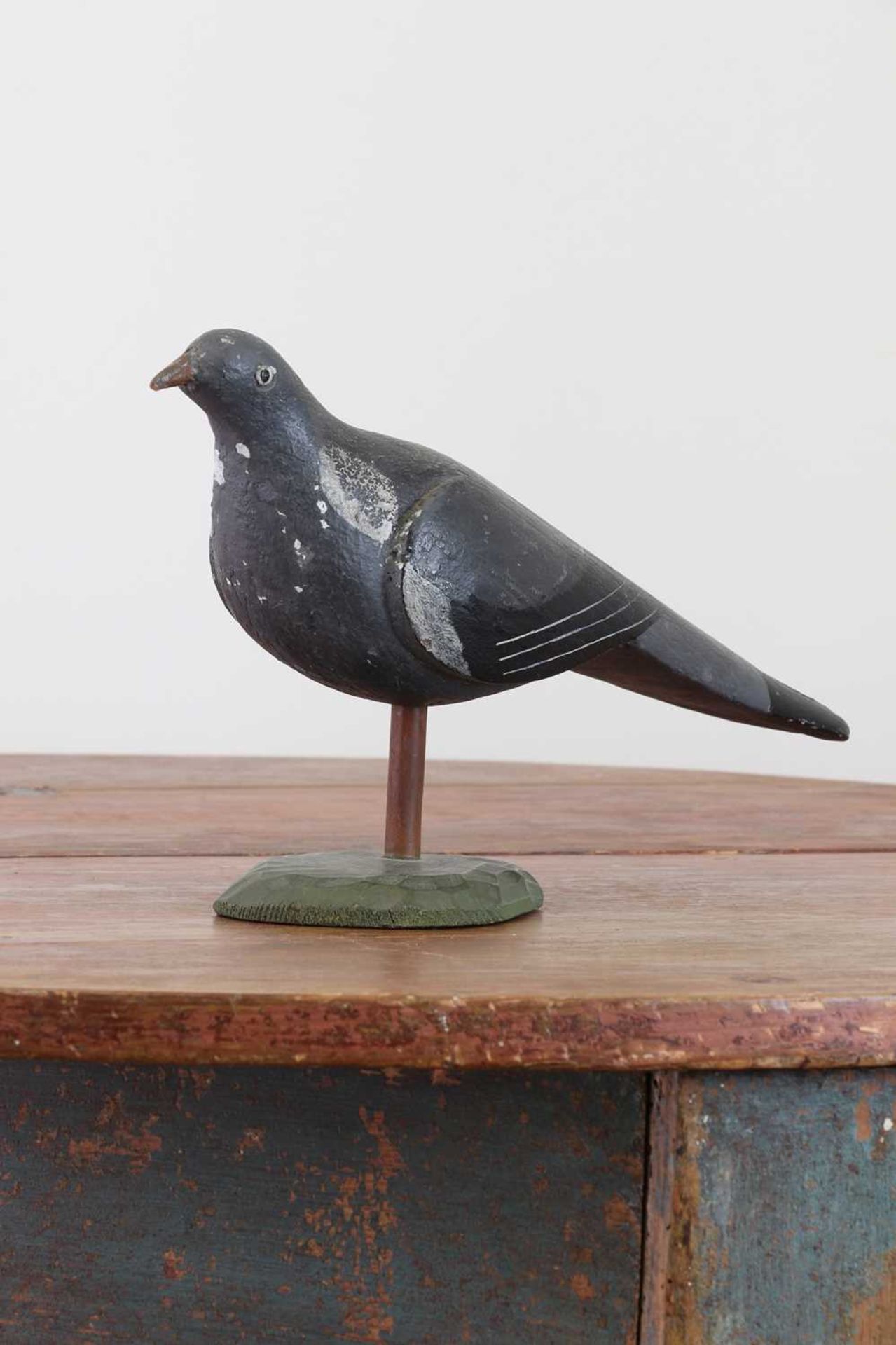 A carved and painted decoy pigeon, - Bild 3 aus 3