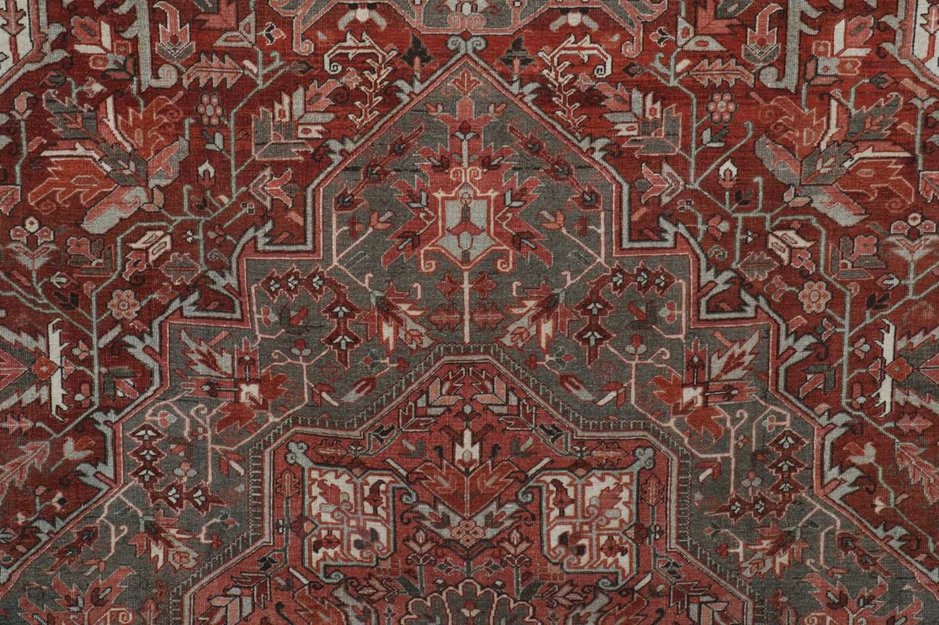 A large Persian Heriz wool carpet, - Bild 5 aus 5