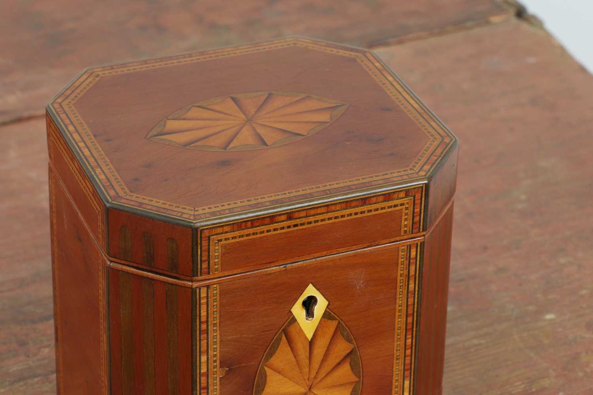 A George III yew wood octagonal tea caddy, - Bild 5 aus 5