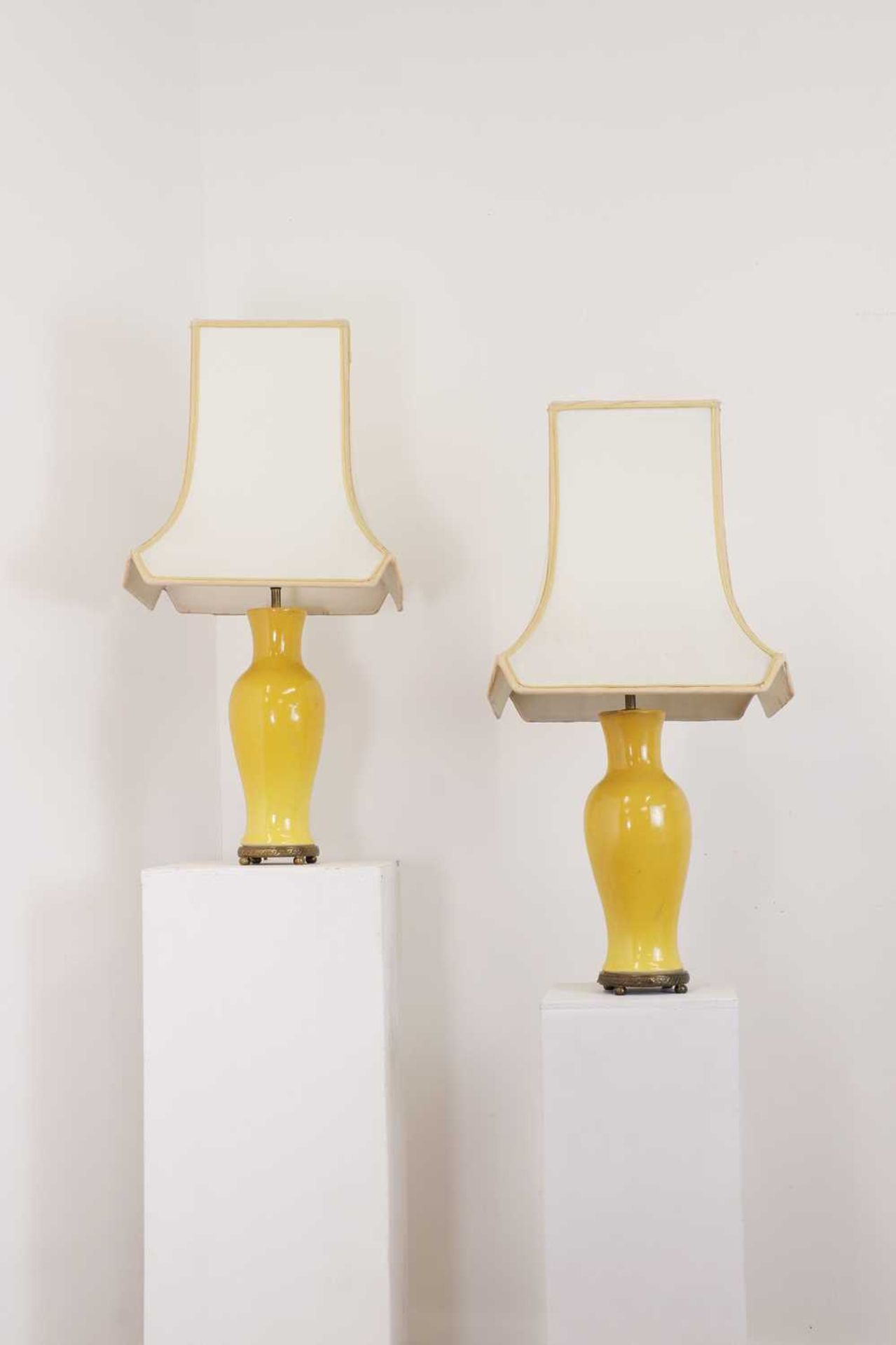 A pair of Chinese-style yellow porcelain table lamps, - Bild 2 aus 3