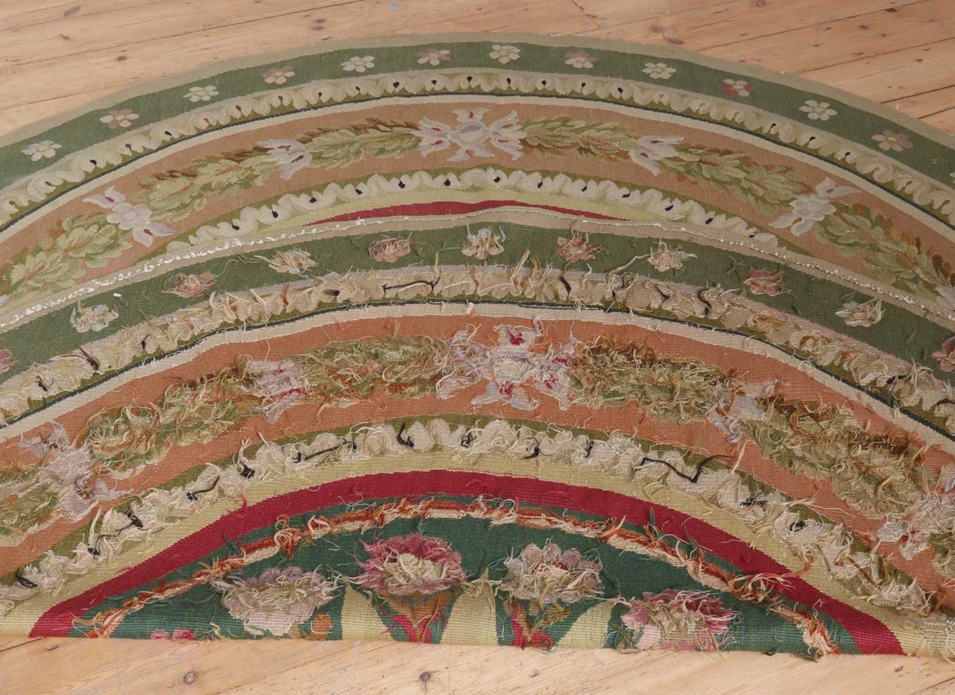 An Aubusson wool carpet, - Bild 4 aus 5