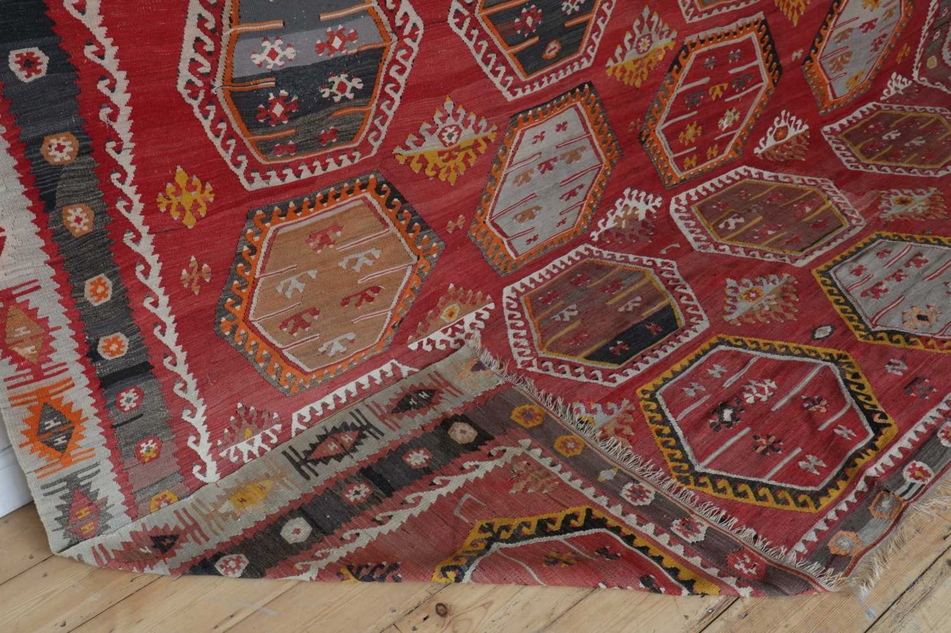 A large kilim flatweave wool rug, - Bild 5 aus 6