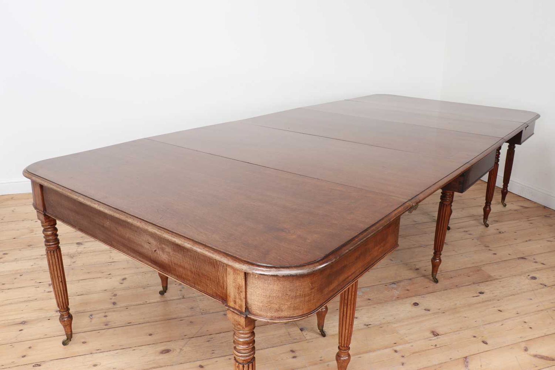 A Regency mahogany dining table, - Bild 3 aus 5