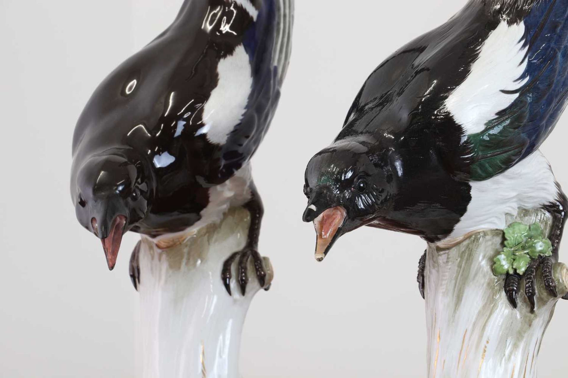 A pair of Meissen models of magpies, - Bild 2 aus 16