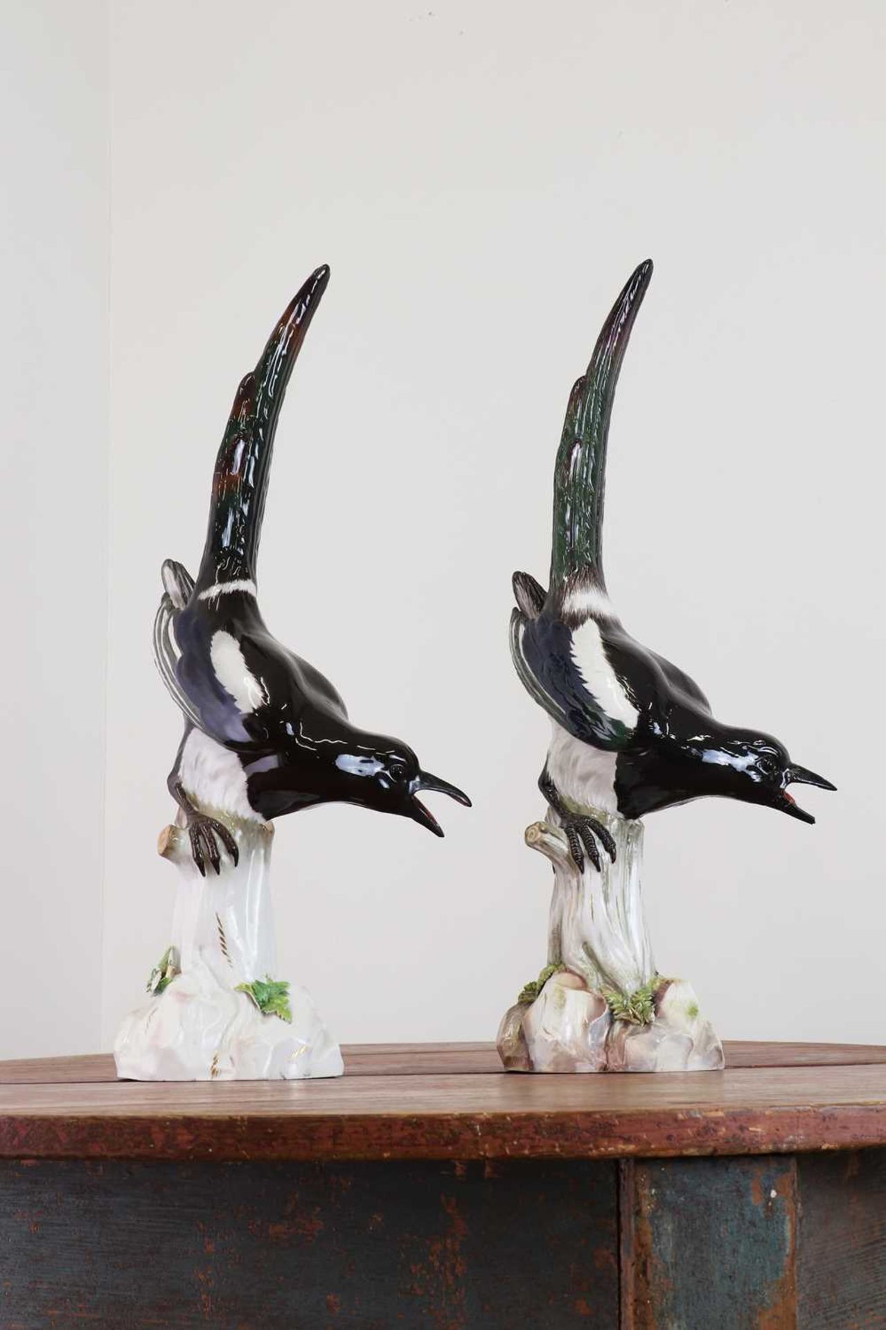 A pair of Meissen models of magpies, - Bild 5 aus 16