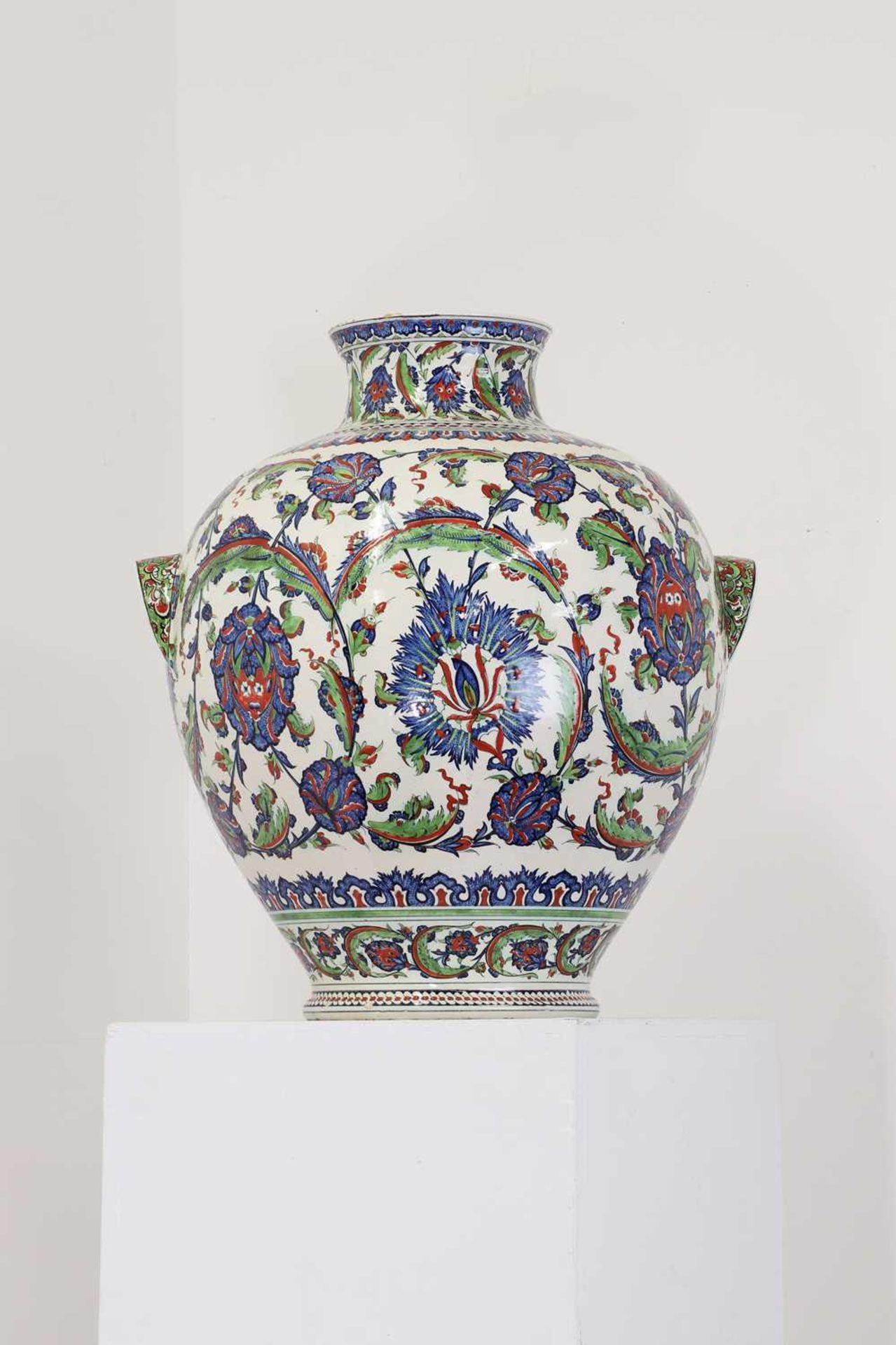 A very large Iznik-style pottery vase by Cantagalli, - Bild 5 aus 30