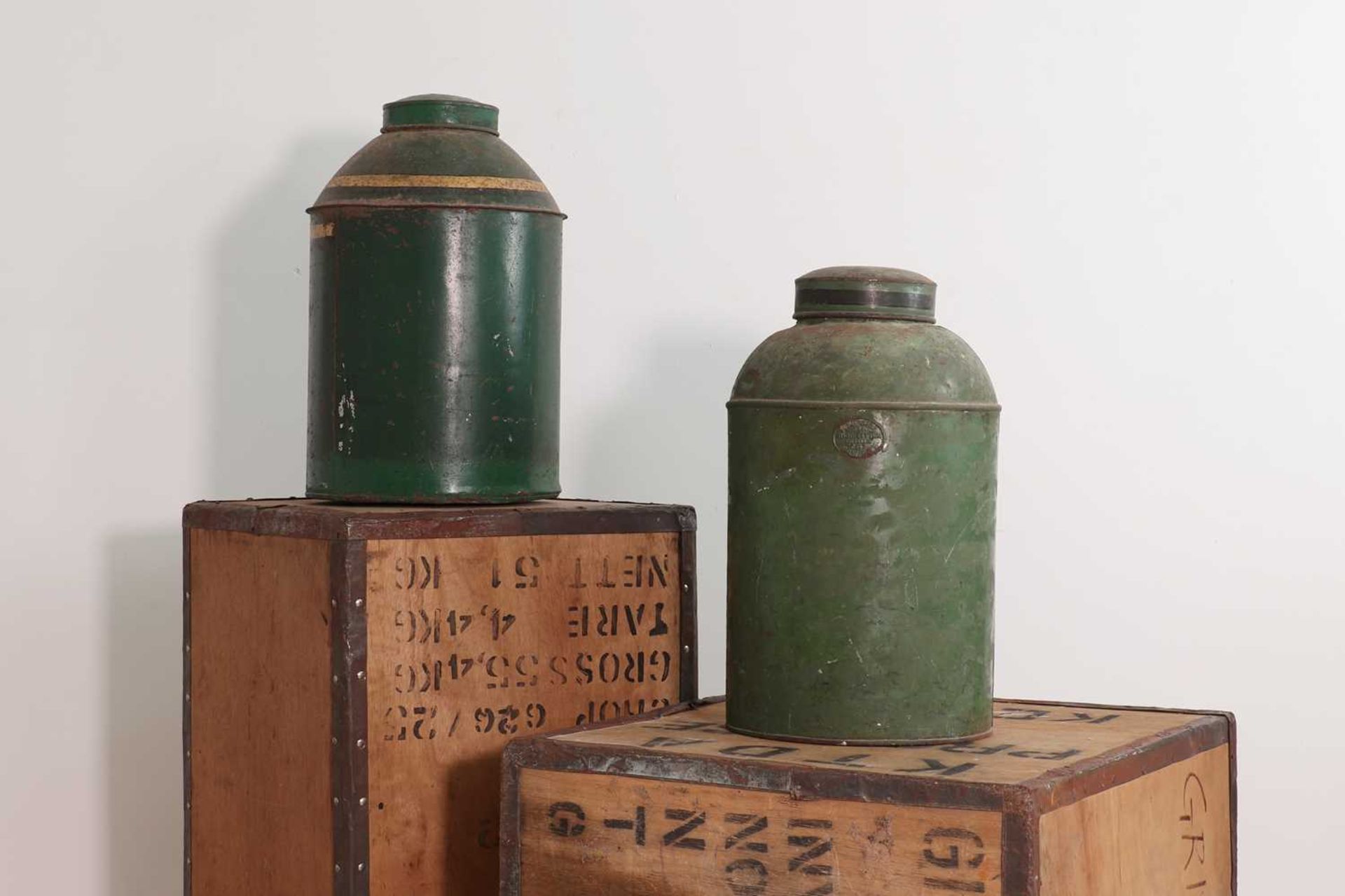 Two Regency green-painted toleware tea canisters, - Bild 2 aus 3