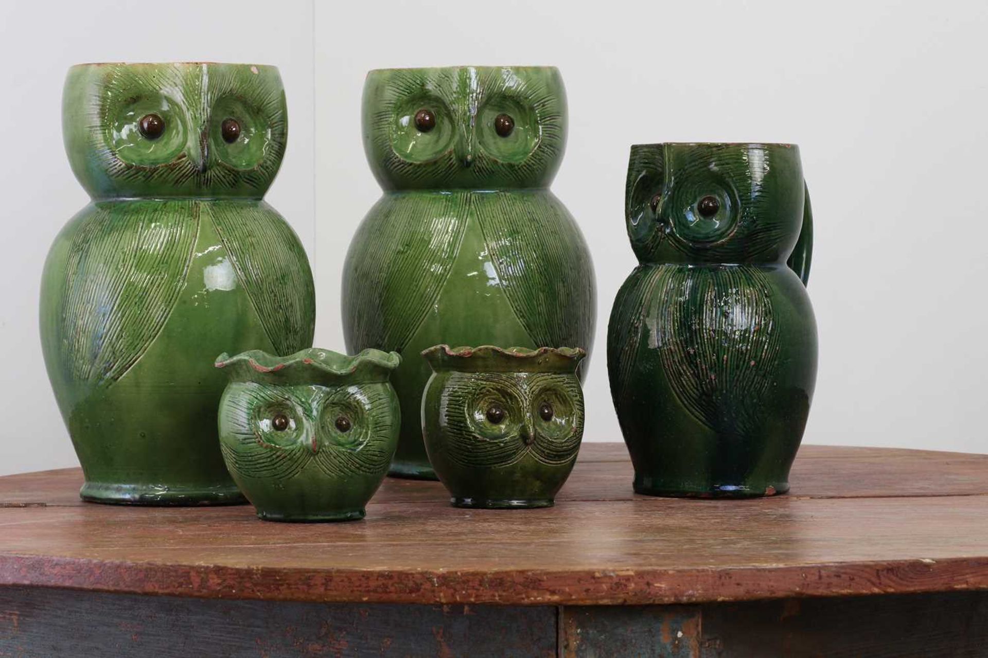 A pair of large green-glazed stoneware owl-form ewers, - Bild 2 aus 4
