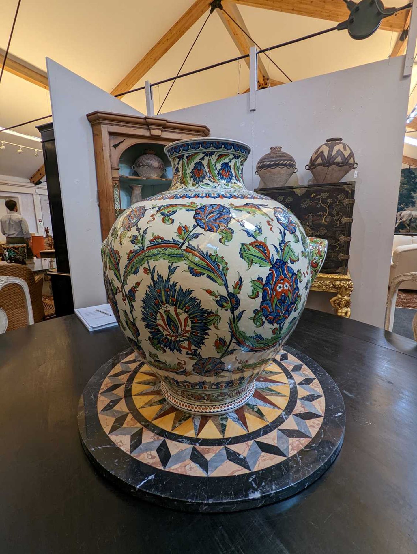 A very large Iznik-style pottery vase by Cantagalli, - Bild 26 aus 30