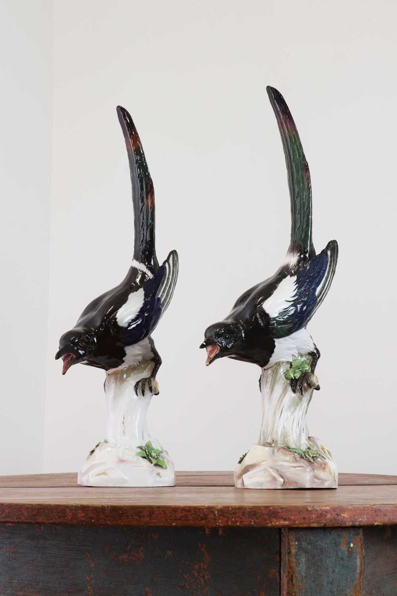 A pair of Meissen models of magpies, - Bild 3 aus 16
