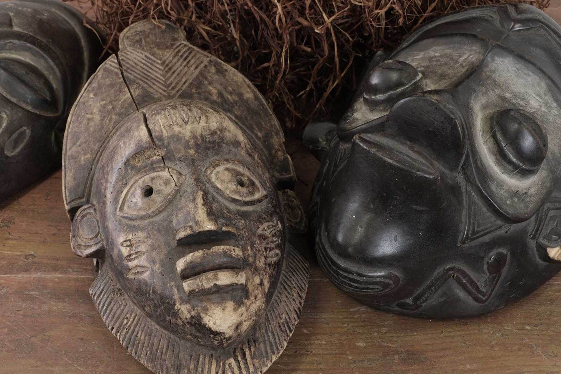 A collection of carved softwood African masks, - Bild 3 aus 5