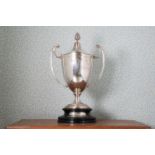 An Edwardian stylish two-handled silver cup and cover,