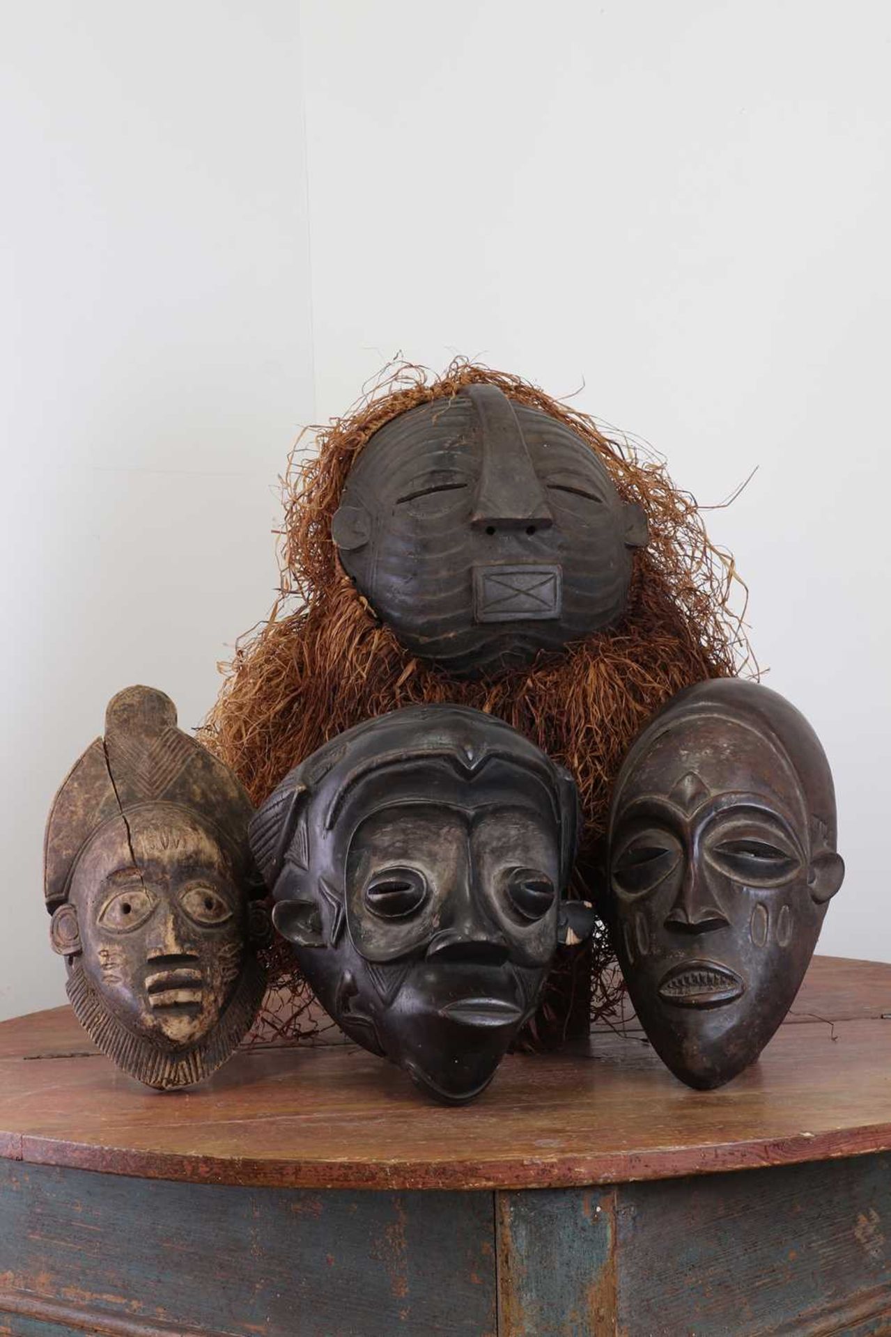 A collection of carved softwood African masks, - Bild 2 aus 5