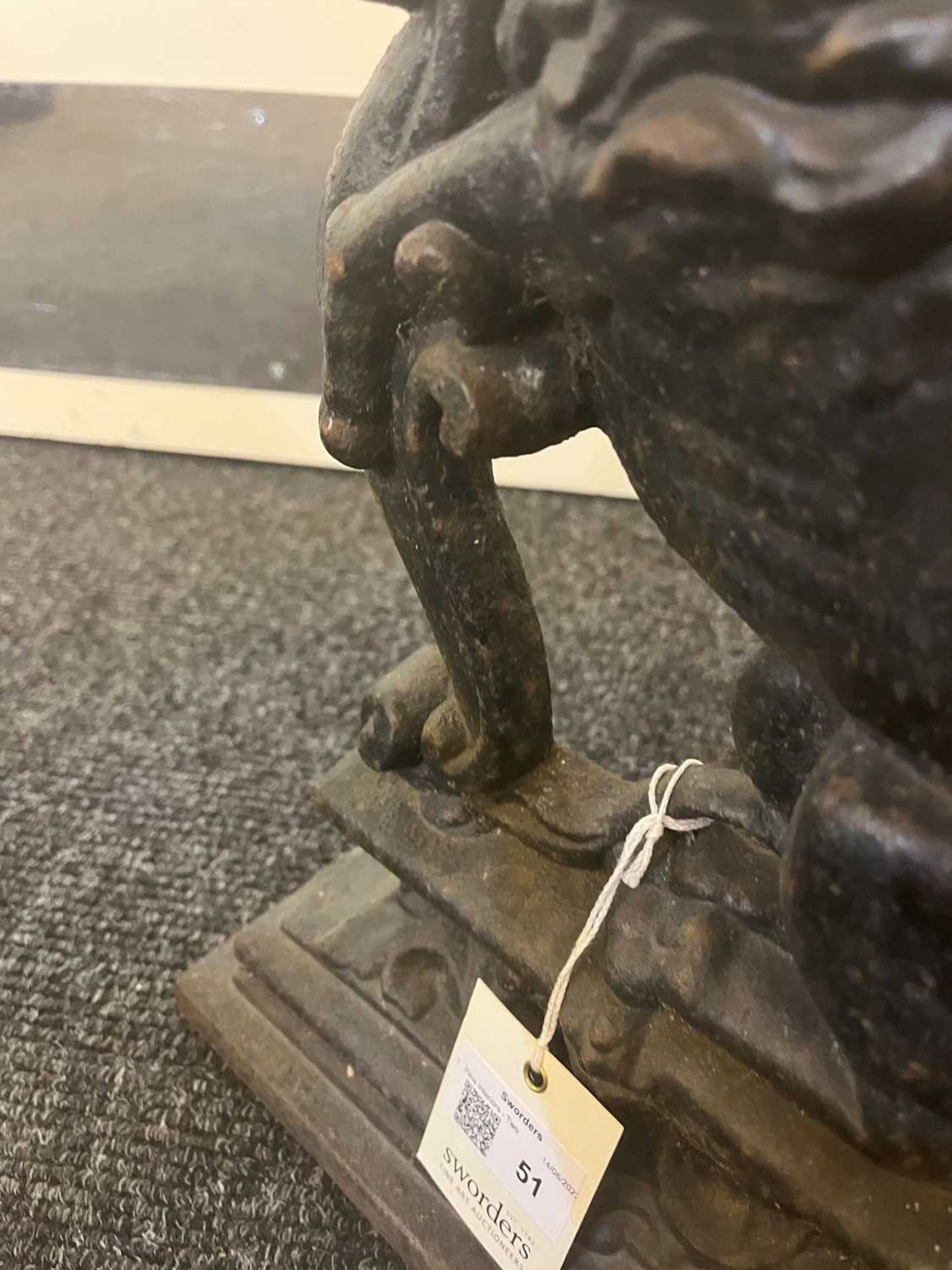 A cast iron doorstop as an heraldic lion, - Bild 8 aus 12