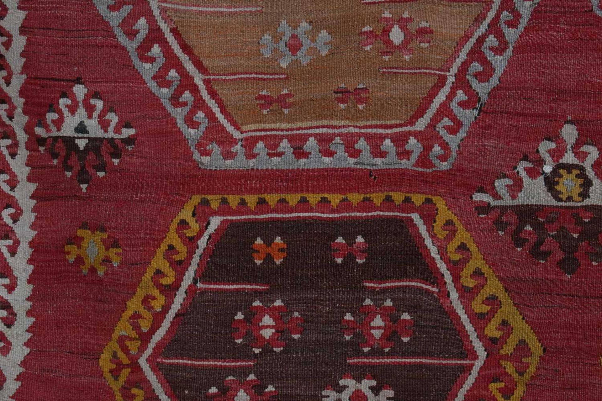 A large kilim flatweave wool rug, - Bild 4 aus 6
