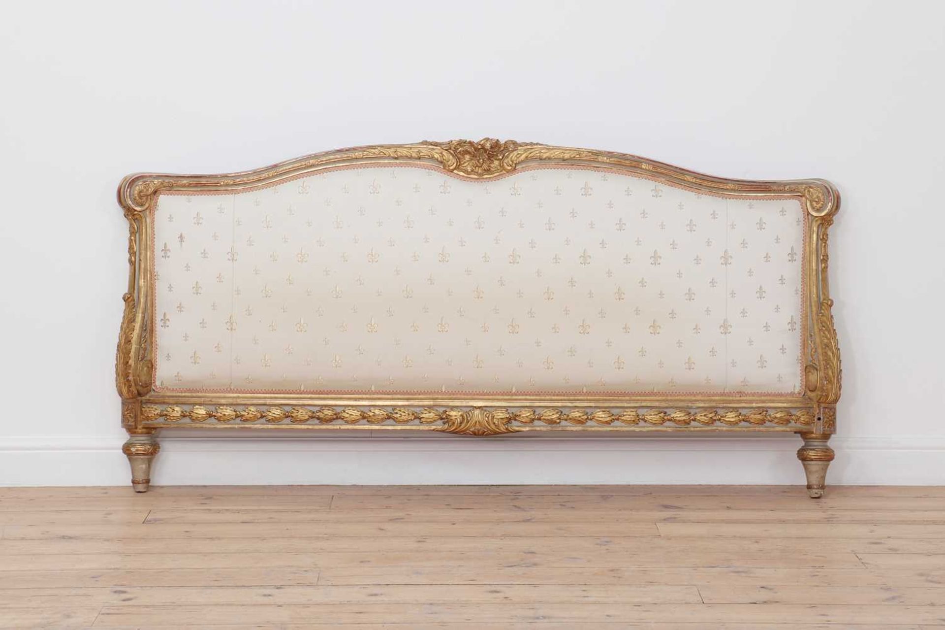 A Louis XVI-style painted and parcel-gilt double bed, - Bild 9 aus 12