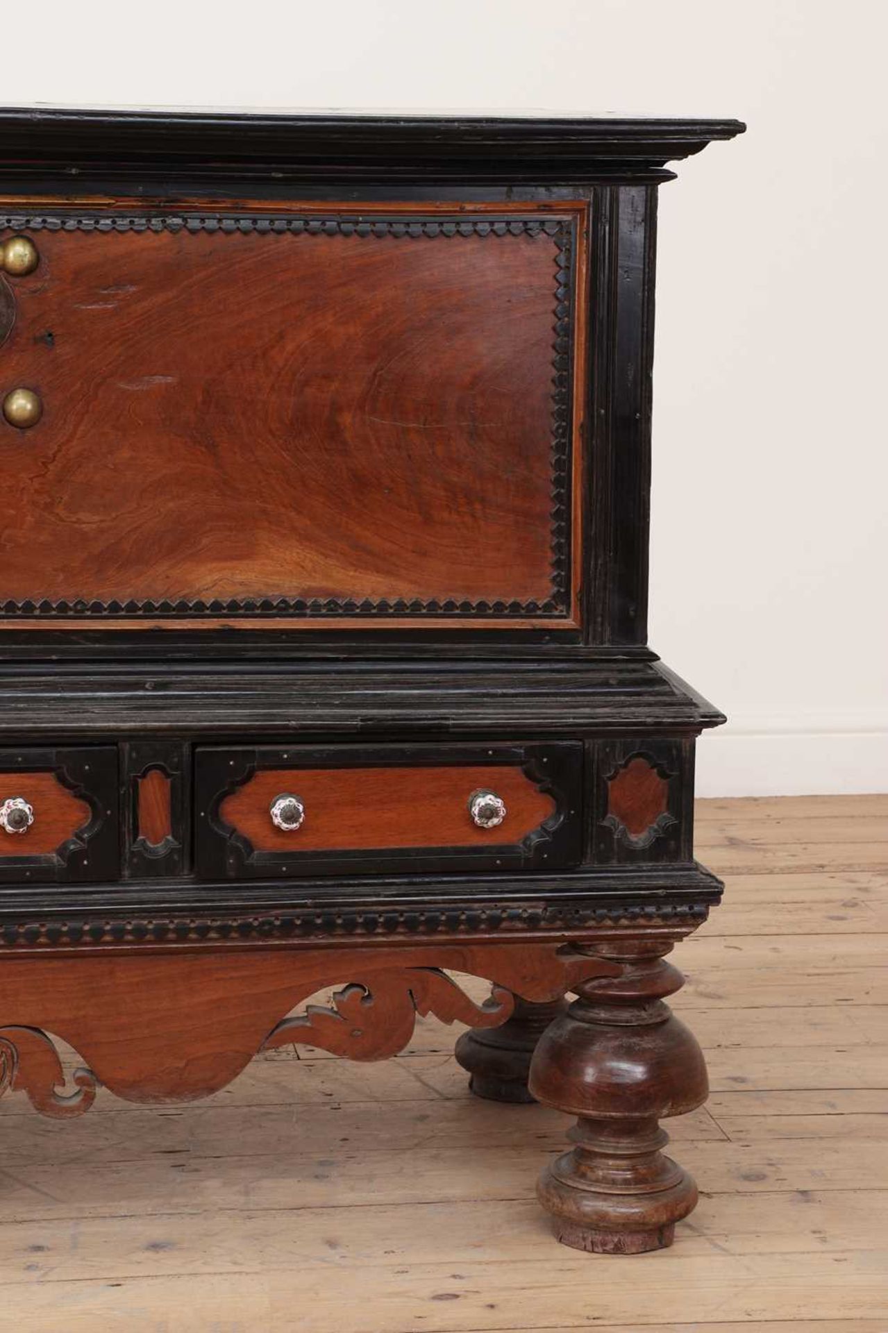A solid satinwood and ebony chest on stand, - Bild 7 aus 8