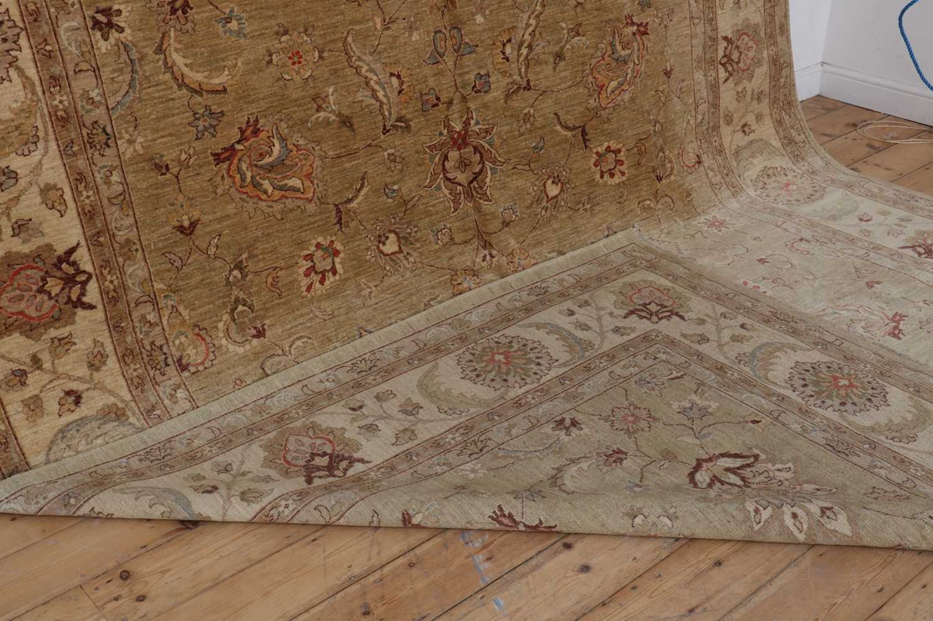 A wool carpet of Agra design, - Bild 5 aus 5