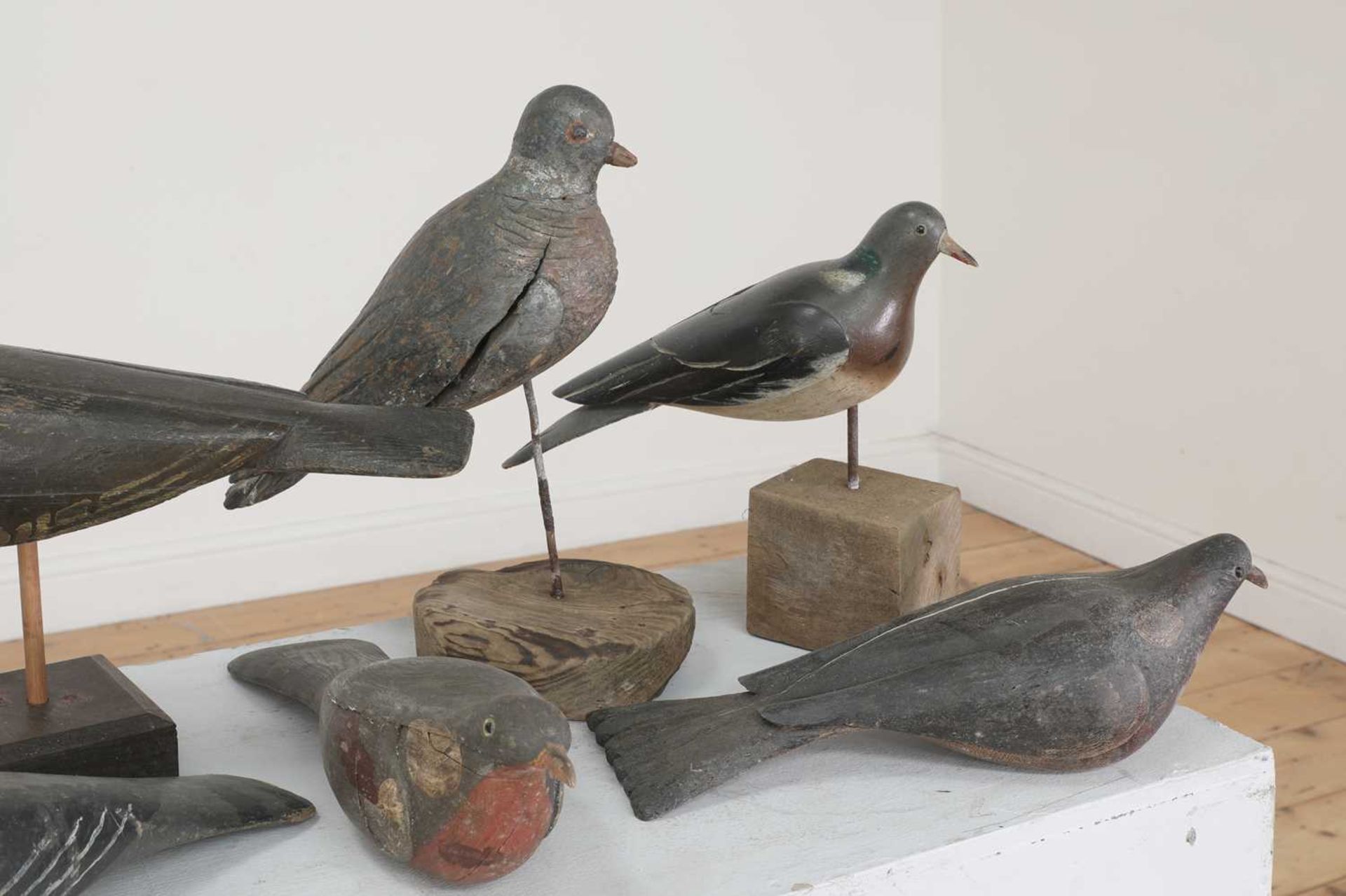 A flock of carved wooden and painted decoy pigeons, - Bild 4 aus 4