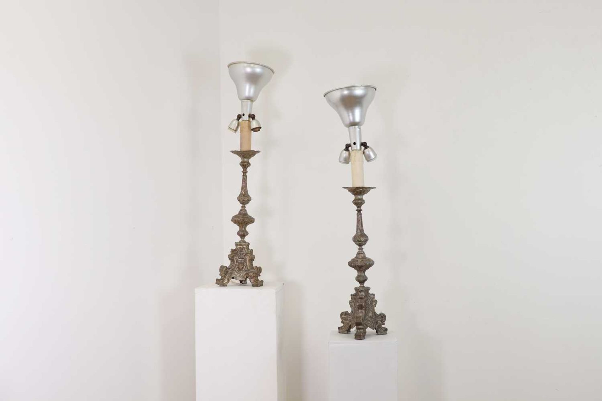 A pair of silver-plated brass altar candlestick lamps, - Bild 4 aus 4