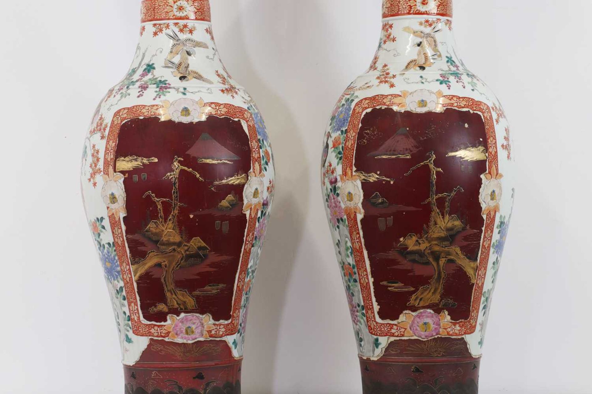 A pair of large Kutani vases, - Bild 9 aus 39