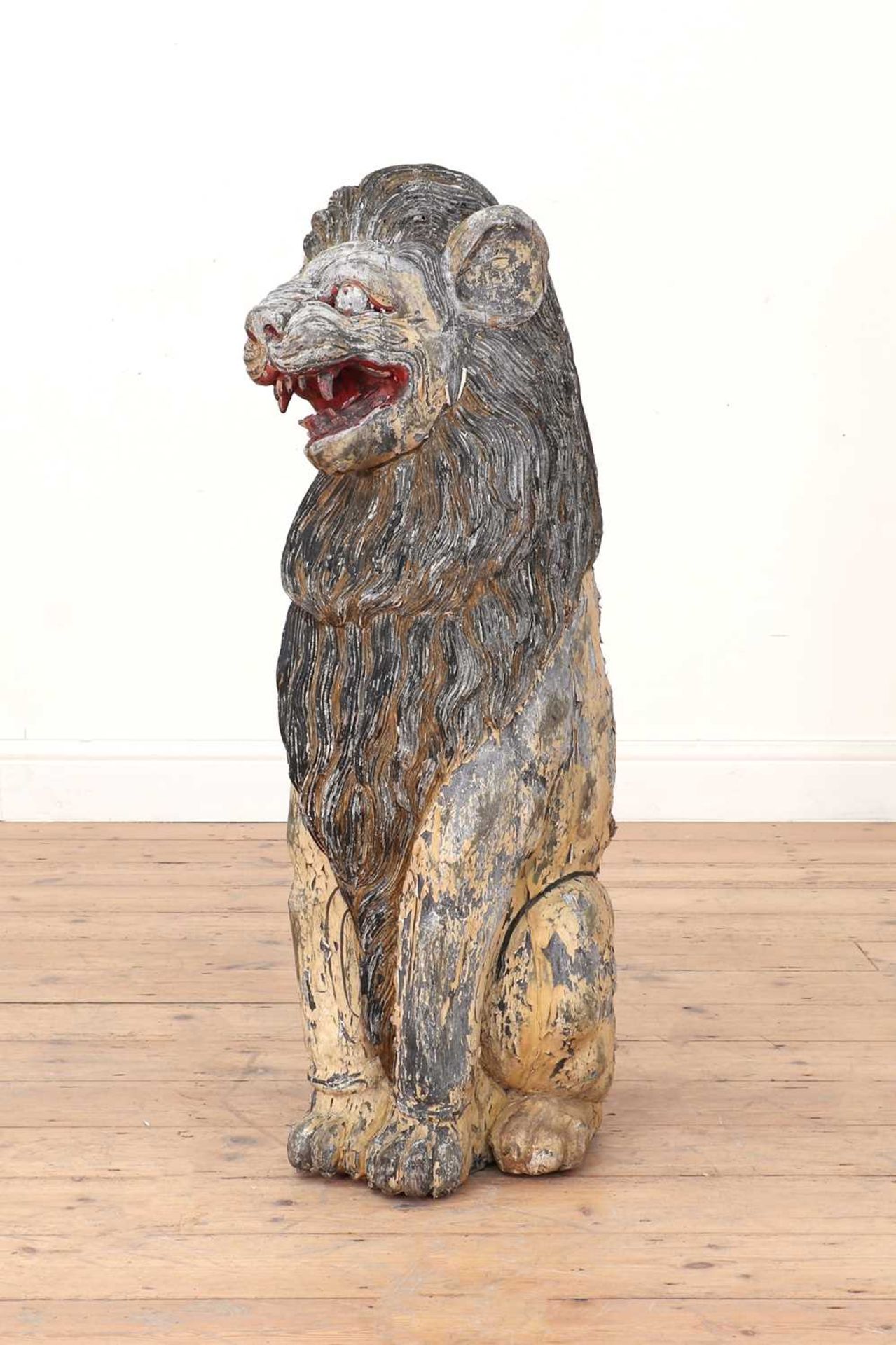 A large carved and painted wooden lion, - Bild 3 aus 4