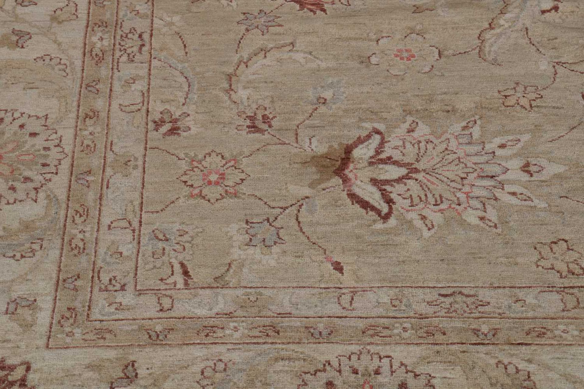 A wool carpet of Agra design, - Bild 4 aus 5