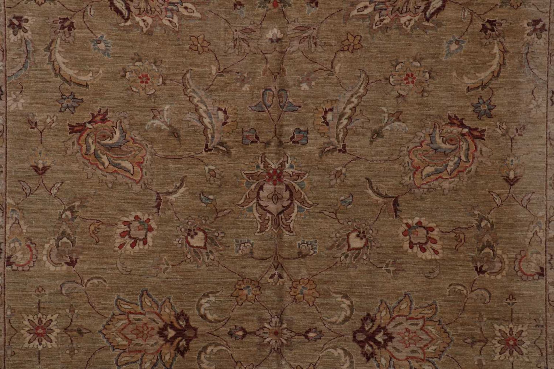 A wool carpet of Agra design, - Bild 2 aus 5