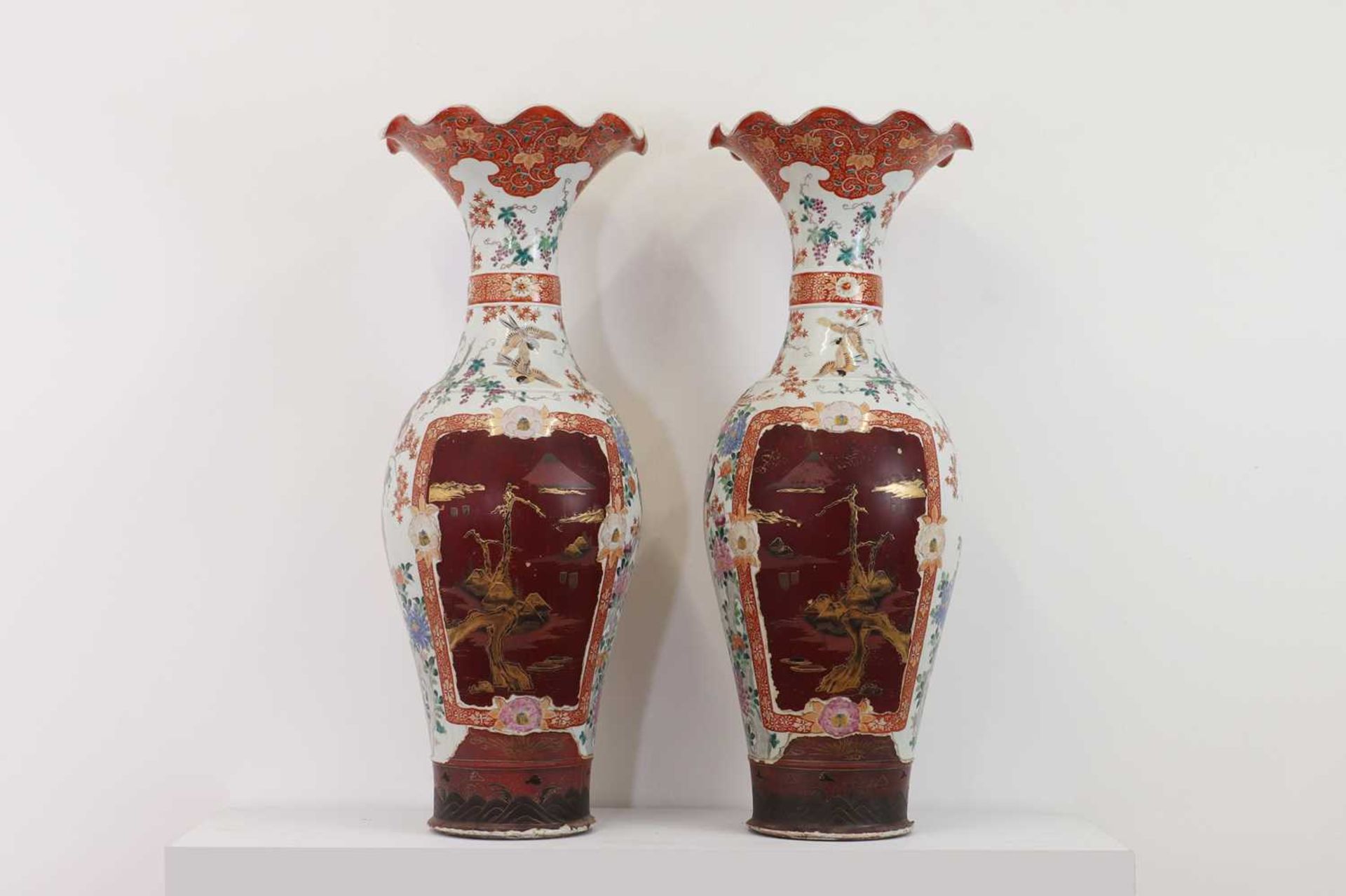 A pair of large Kutani vases, - Bild 4 aus 39